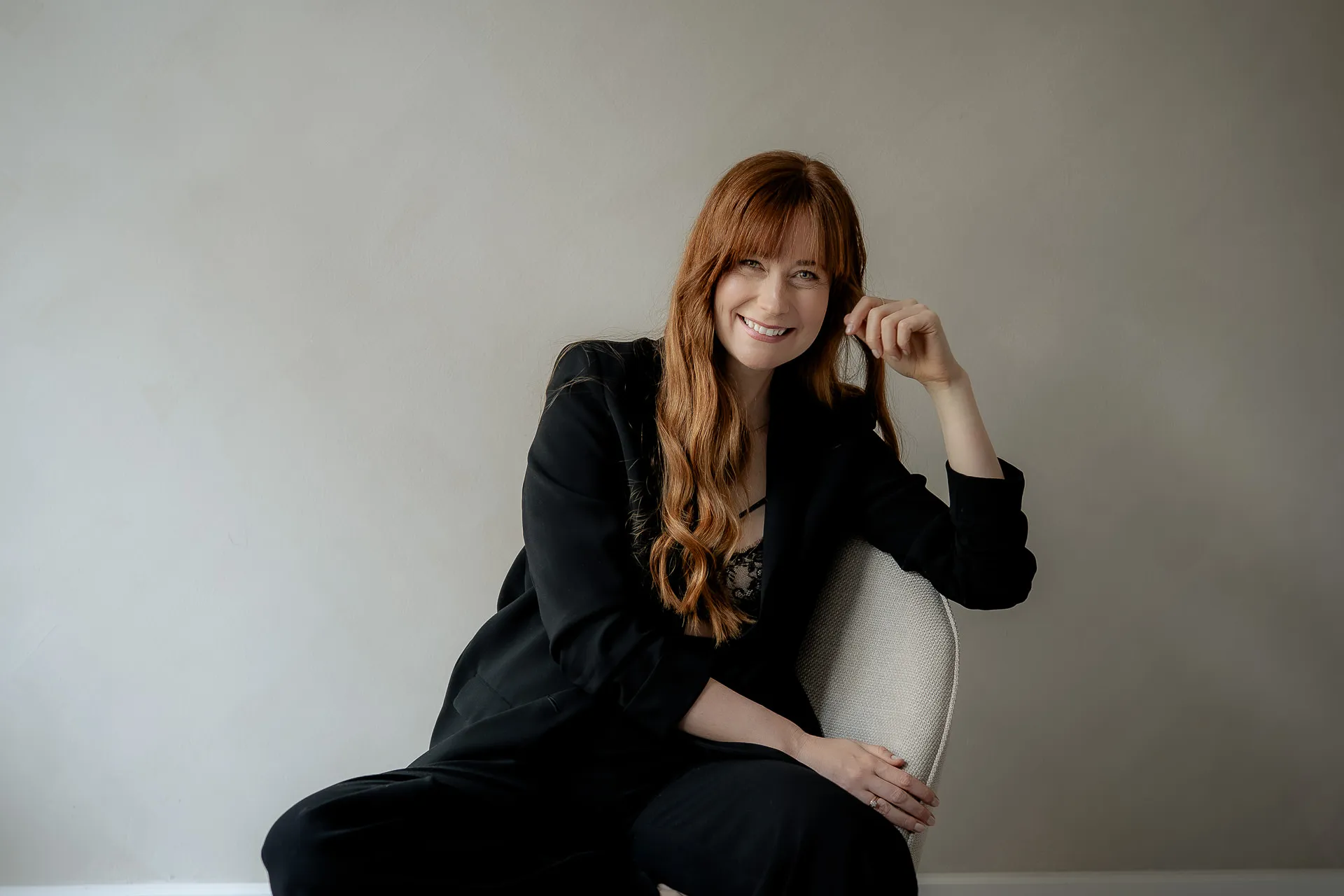 Lena Dugnus Fotografin lächelt bei Babybauchshooting in München