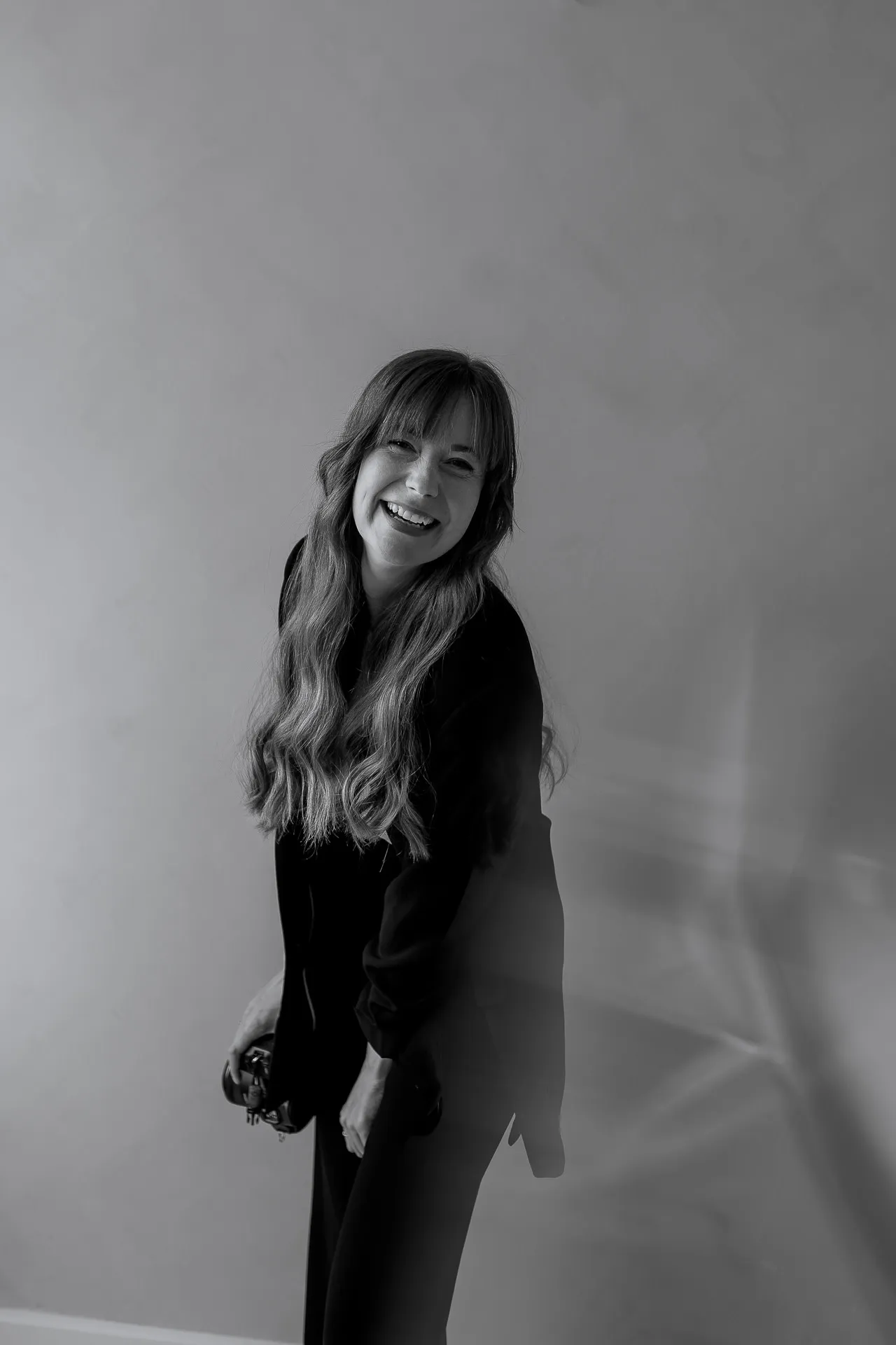 Lena Dugnus Fotografin lachend Schwarz-Weiß Portrait