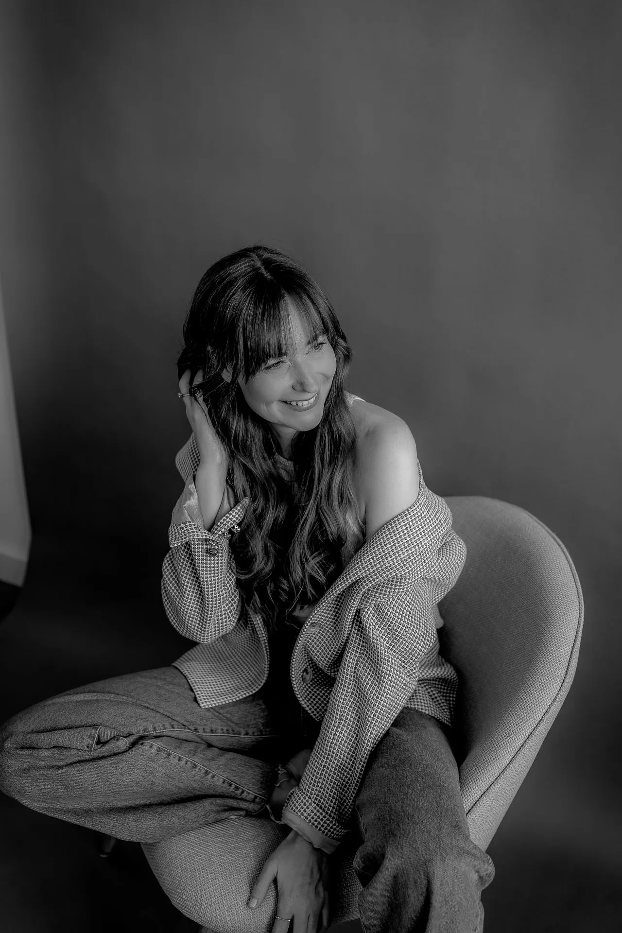 Lena Dugnus Hochzeitsfotografin sitzt lächelnd Schwarz-Weiß