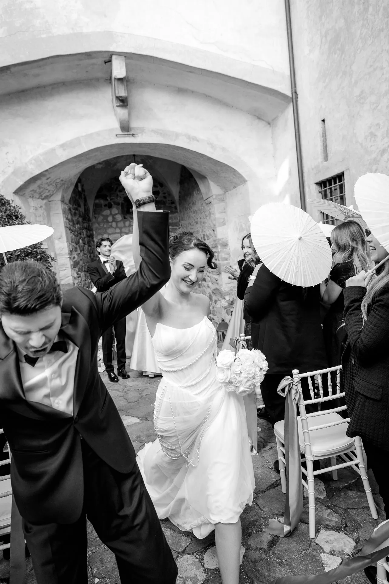 Brautpaar jubelt nach der Trauung in Schloss Friedberg Tirol bei italienischer Hochzeit