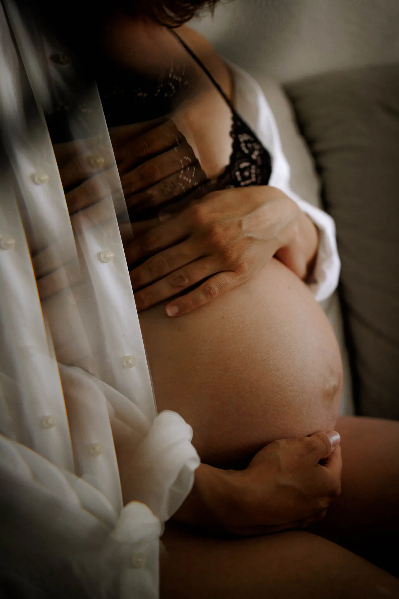 Schwangere Frau im Boudoir-Babybauchshooting München bei Lena Dugnus Photography