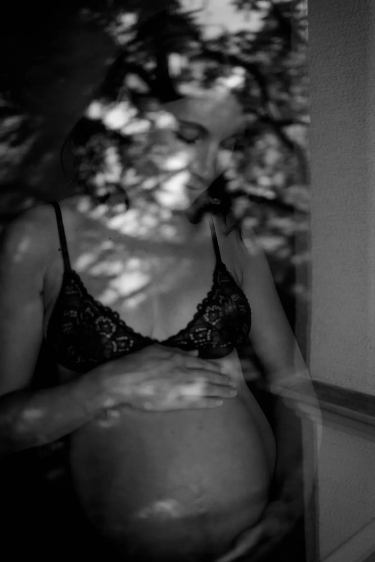 Sinnliches Schwangerschaftsfoto zuhause München von Lena Dugnus Photography