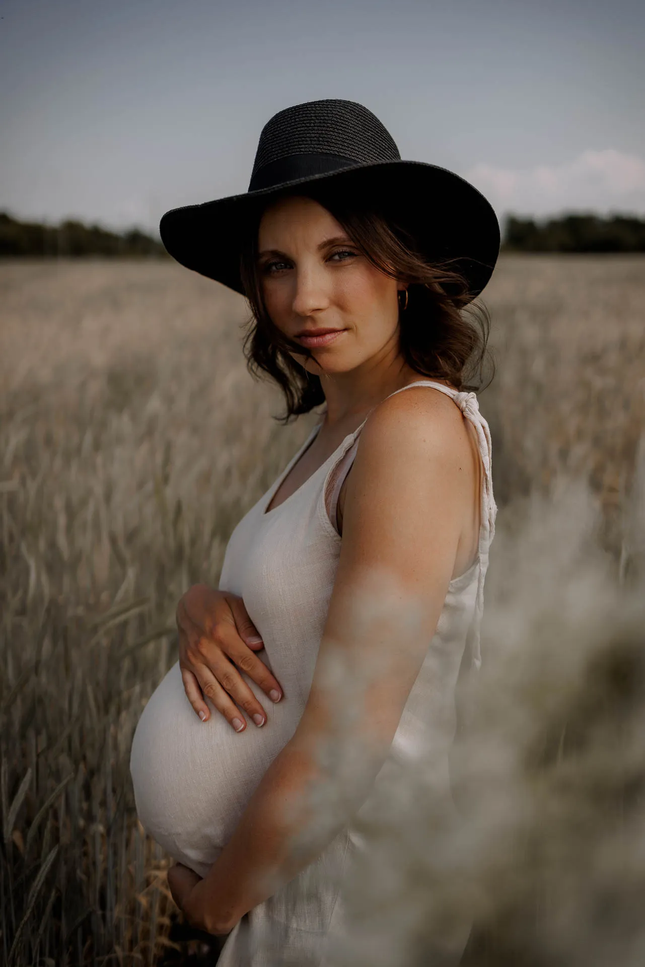 Sinnliche Babybauch-Fotografie in Unterwäsche München von Lena Dugnus