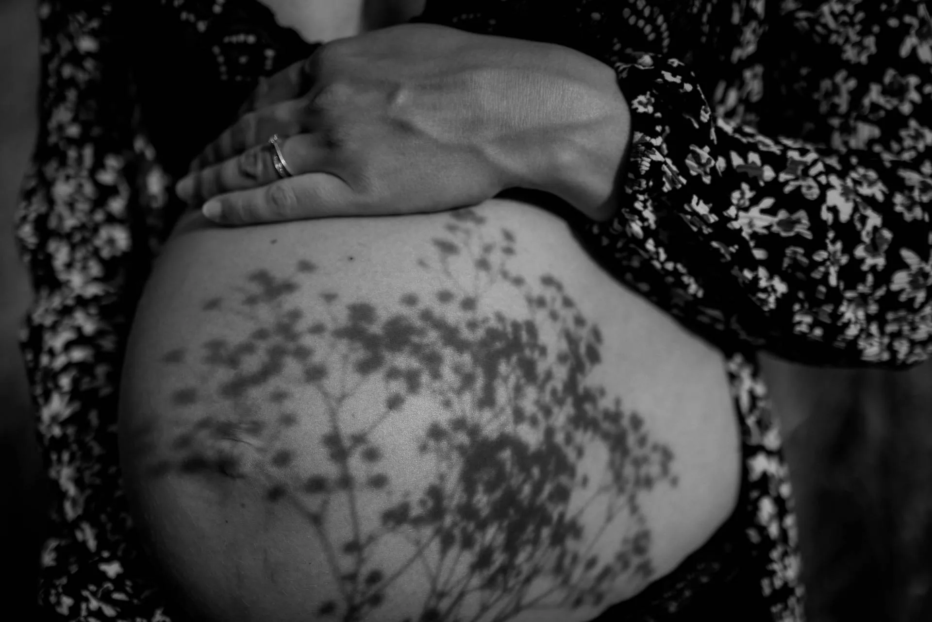 Künstlerisches Babybauch-Shooting im Freien München Lena Dugnus