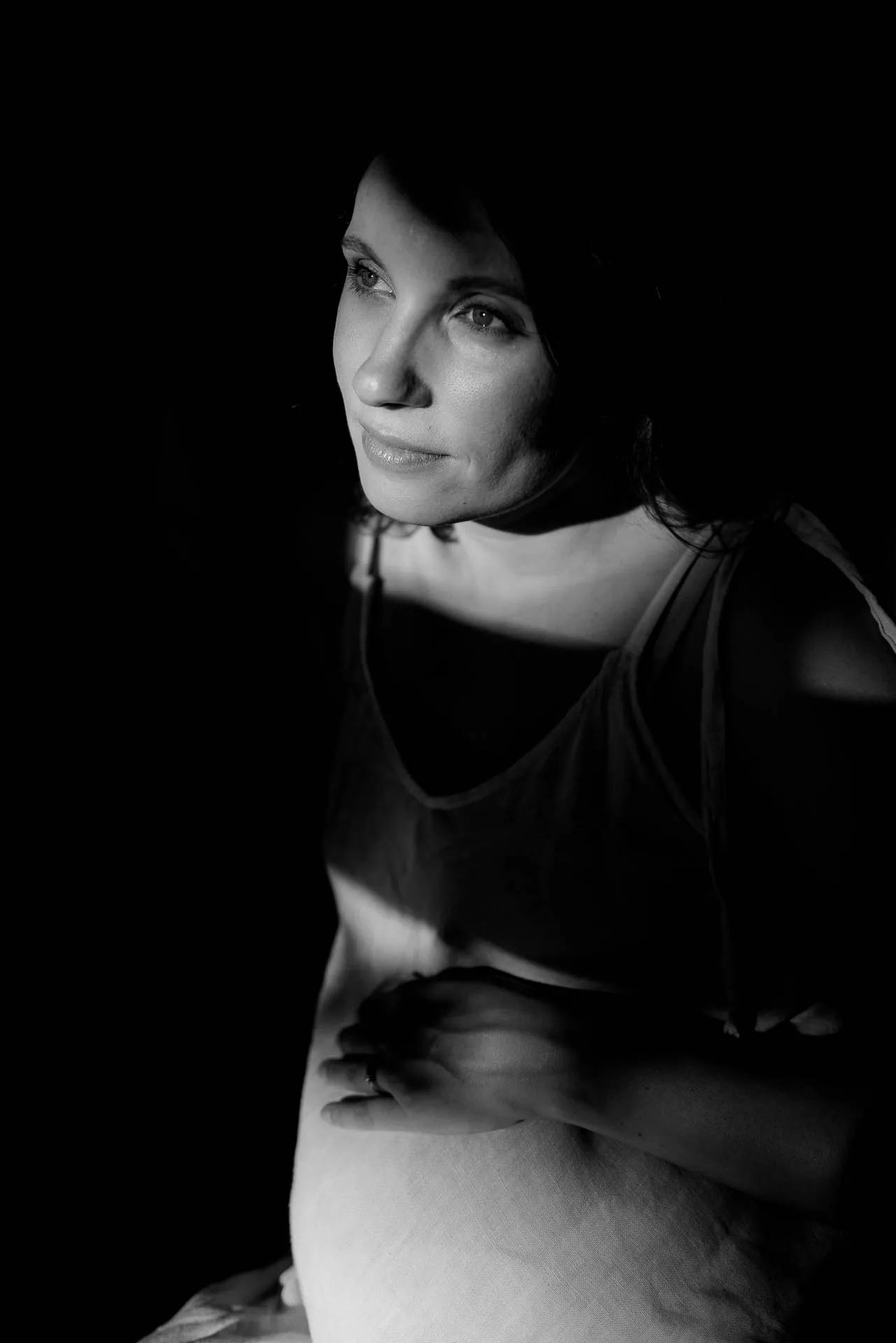 Outdoor-Babybauchfoto im Abendlicht München von Lena Dugnus