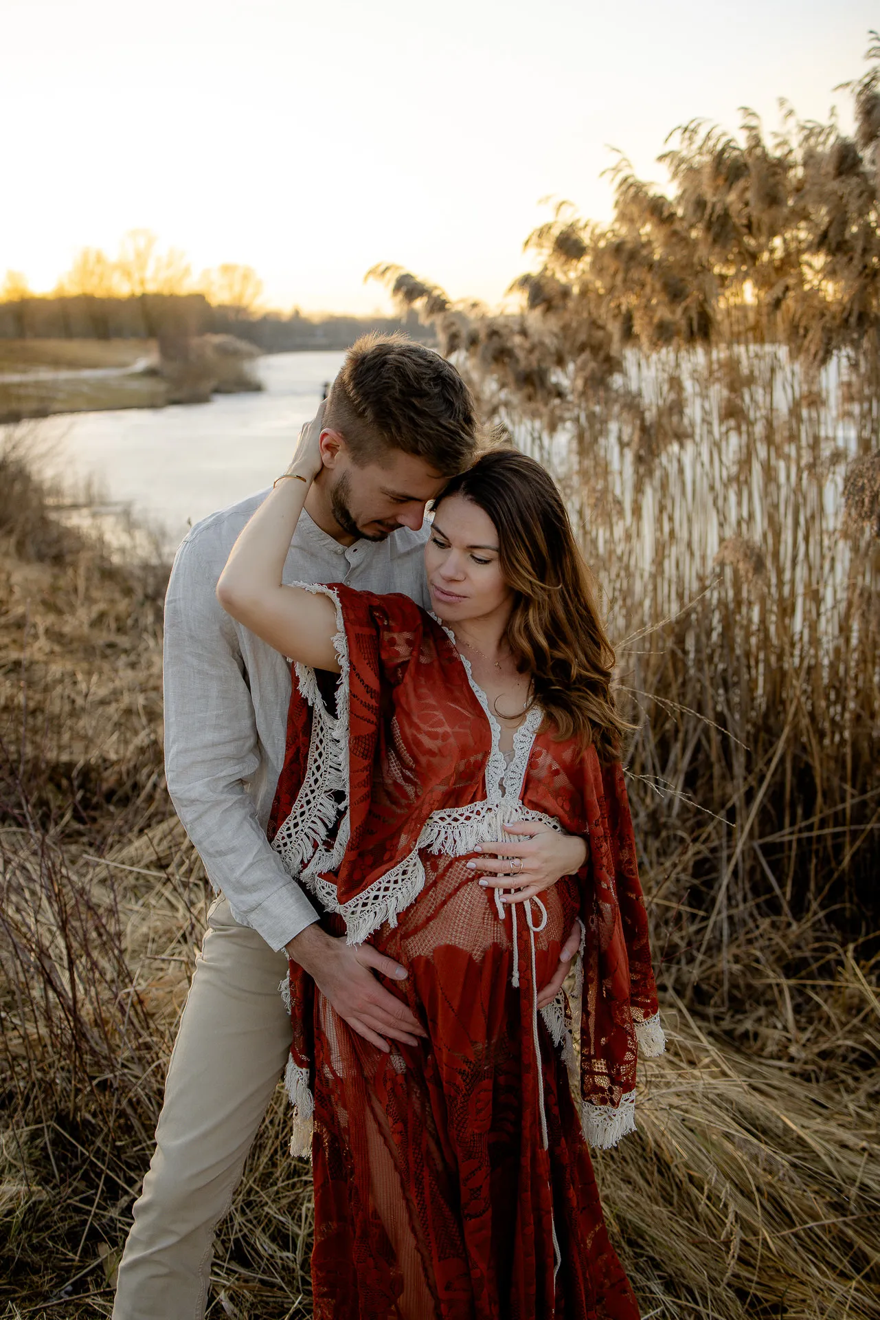 Babybauchfoto mit Winterjacke am See München