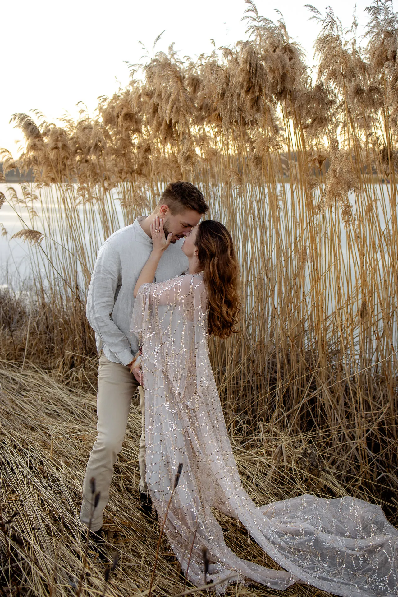 Schwangerschaftsporträt bei winterlichem Abendlicht