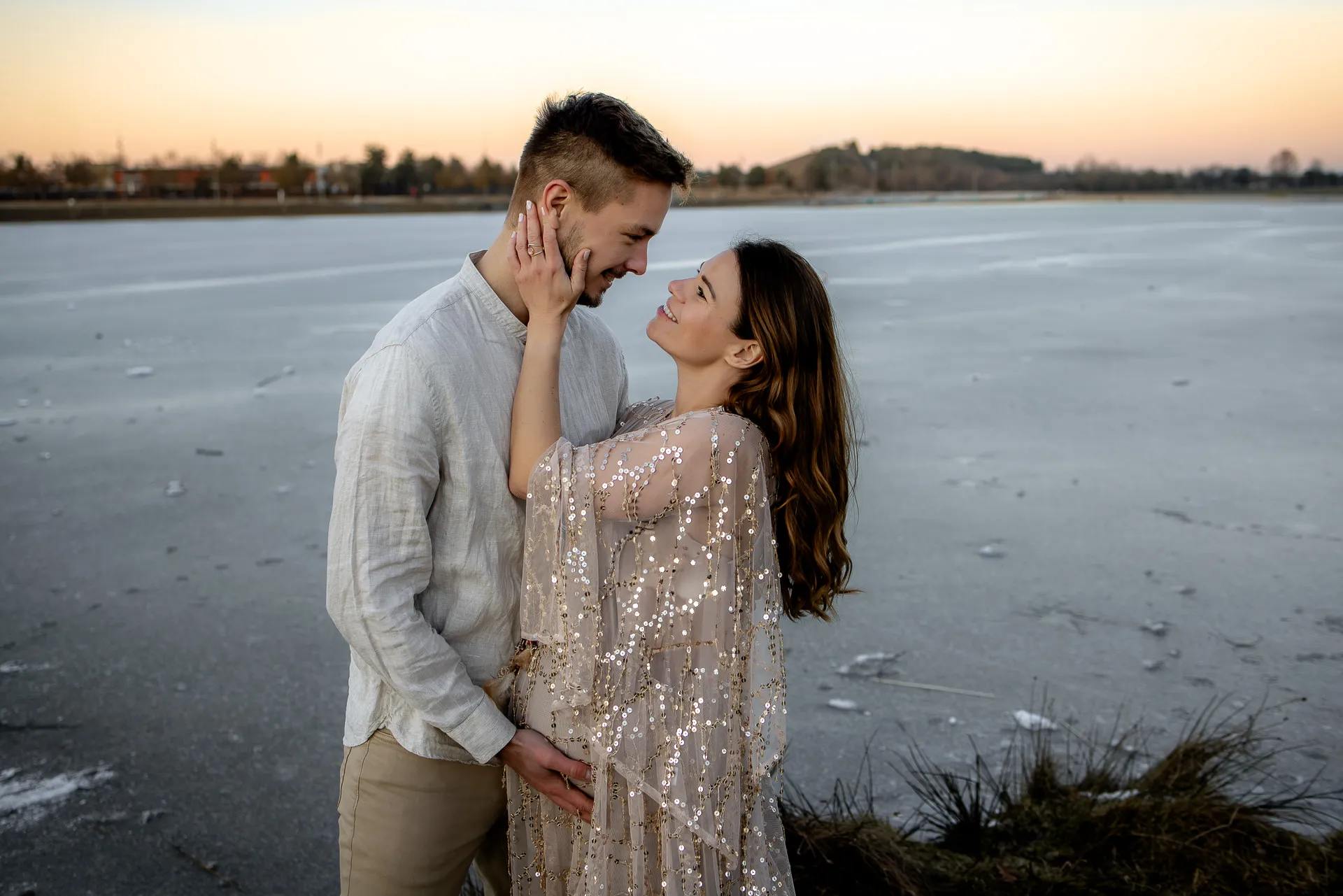 Besonderes Babybauchshooting am zugefrorenen See