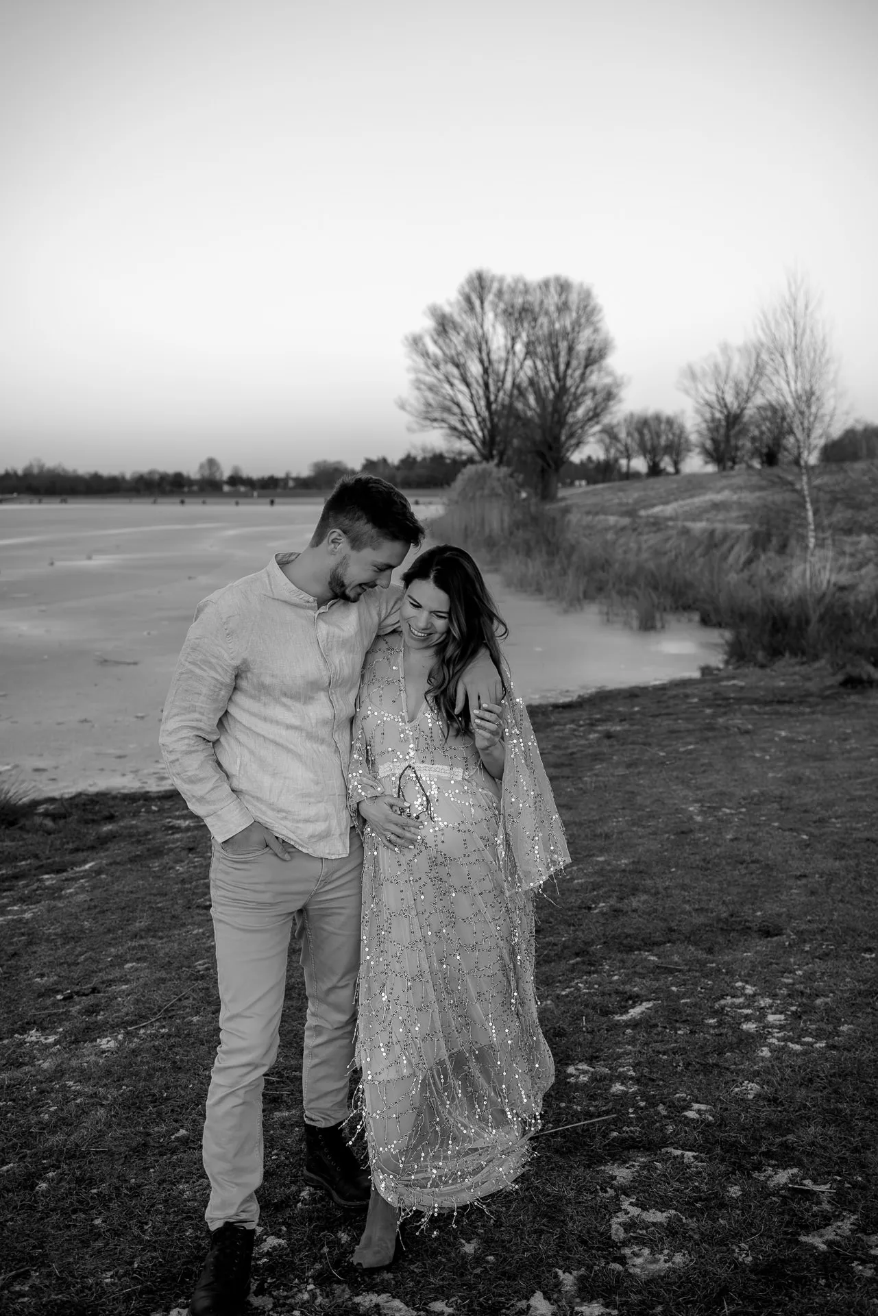 Winterliche Paar-Schwangerschaftsporträts München Lena Dugnus