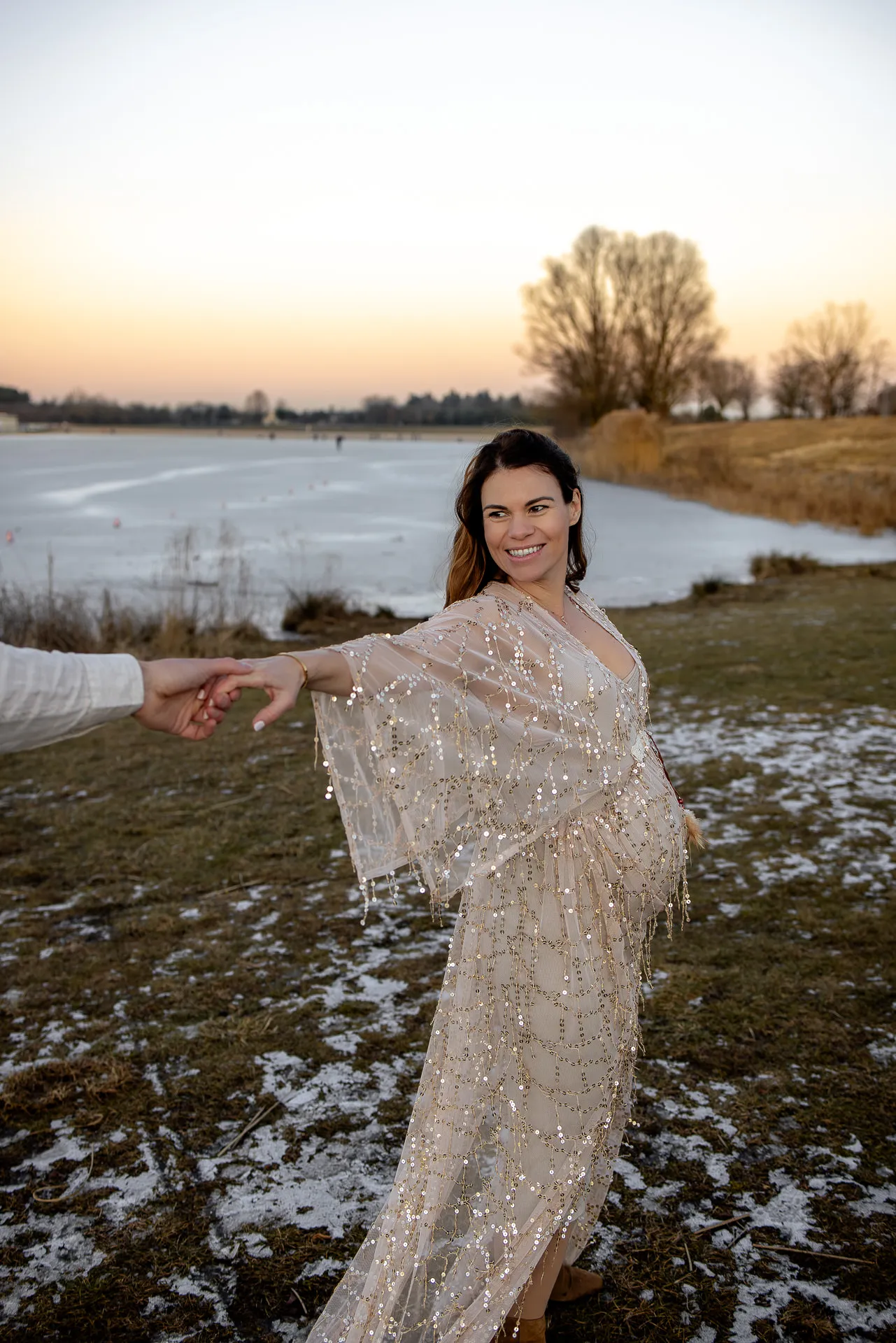 Unvergessliche Winter-Schwangerschaftsbilder am See