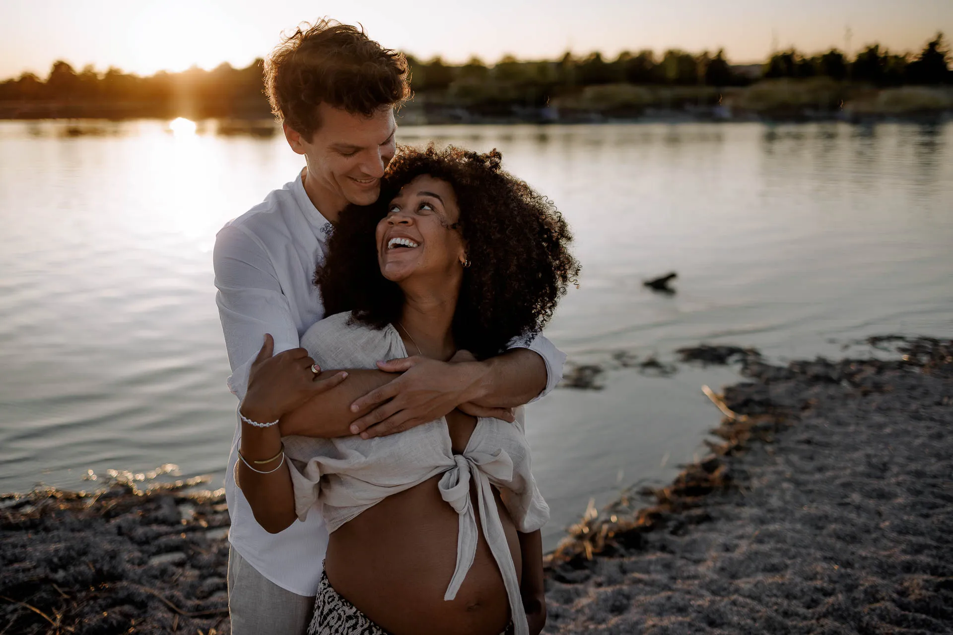 Joelle und Roland sinnliches Babybauchshooting im Wasser