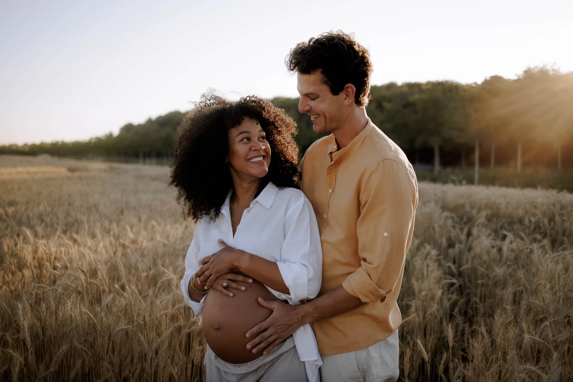 Sinnliches Babybauch-Wassershooting bei Sonnenuntergang München