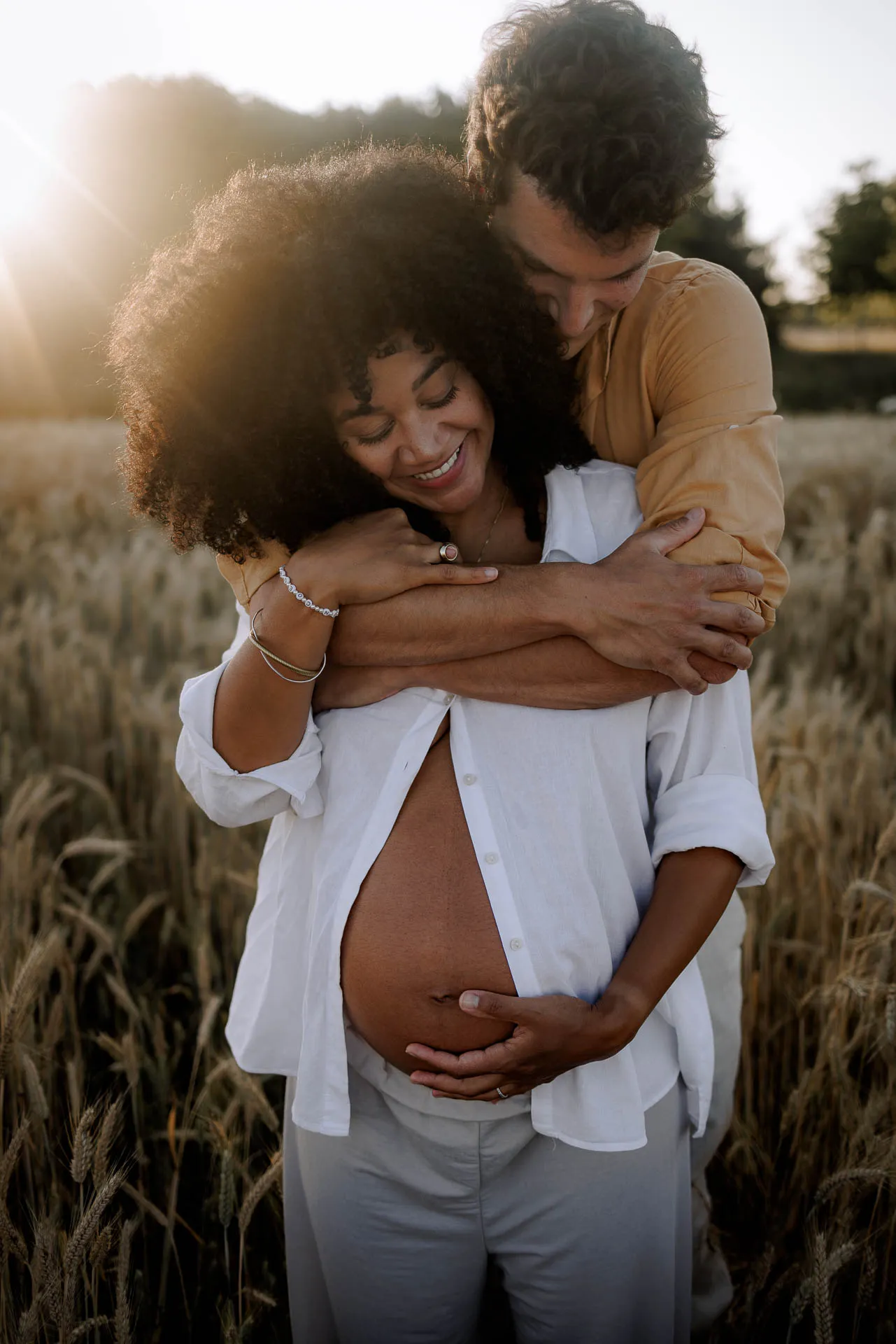 Schwangere Frau im Wasser bei Abendlicht München Lena Dugnus