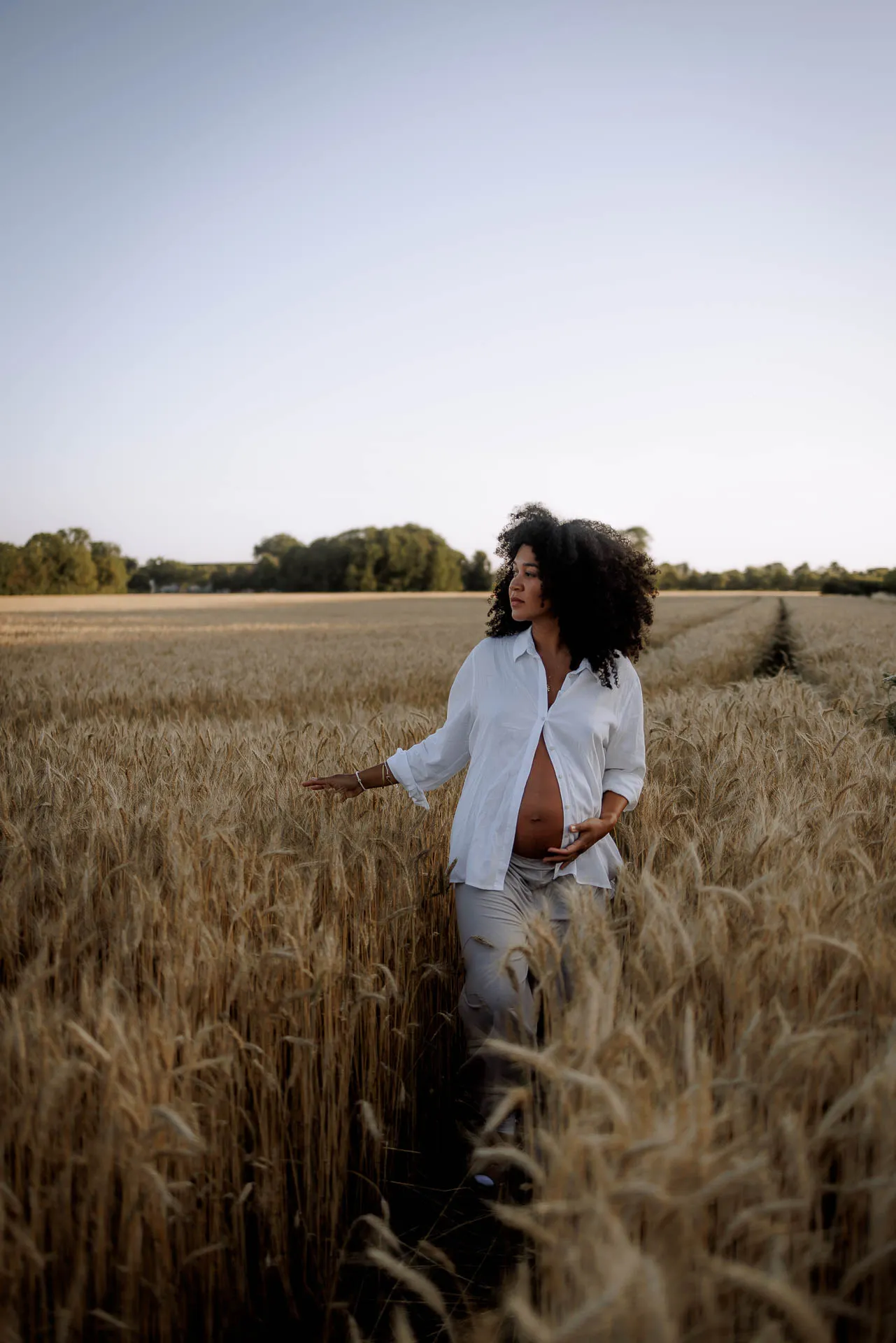 Modernes Schwangerschaftsfoto im See München von Lena Dugnus Photography