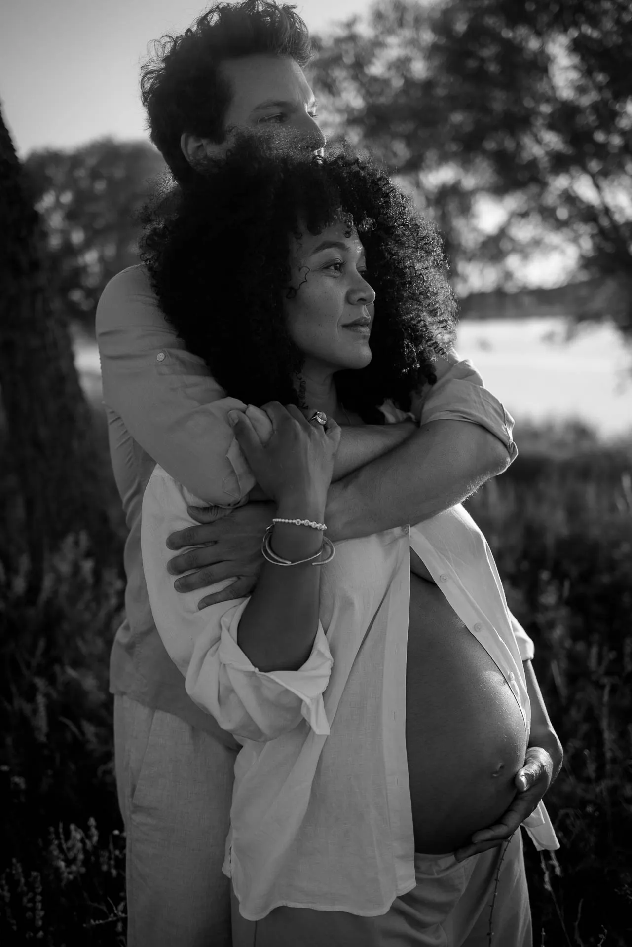 Romantisches Babybauchshooting im Wasser zum Sonnenuntergang