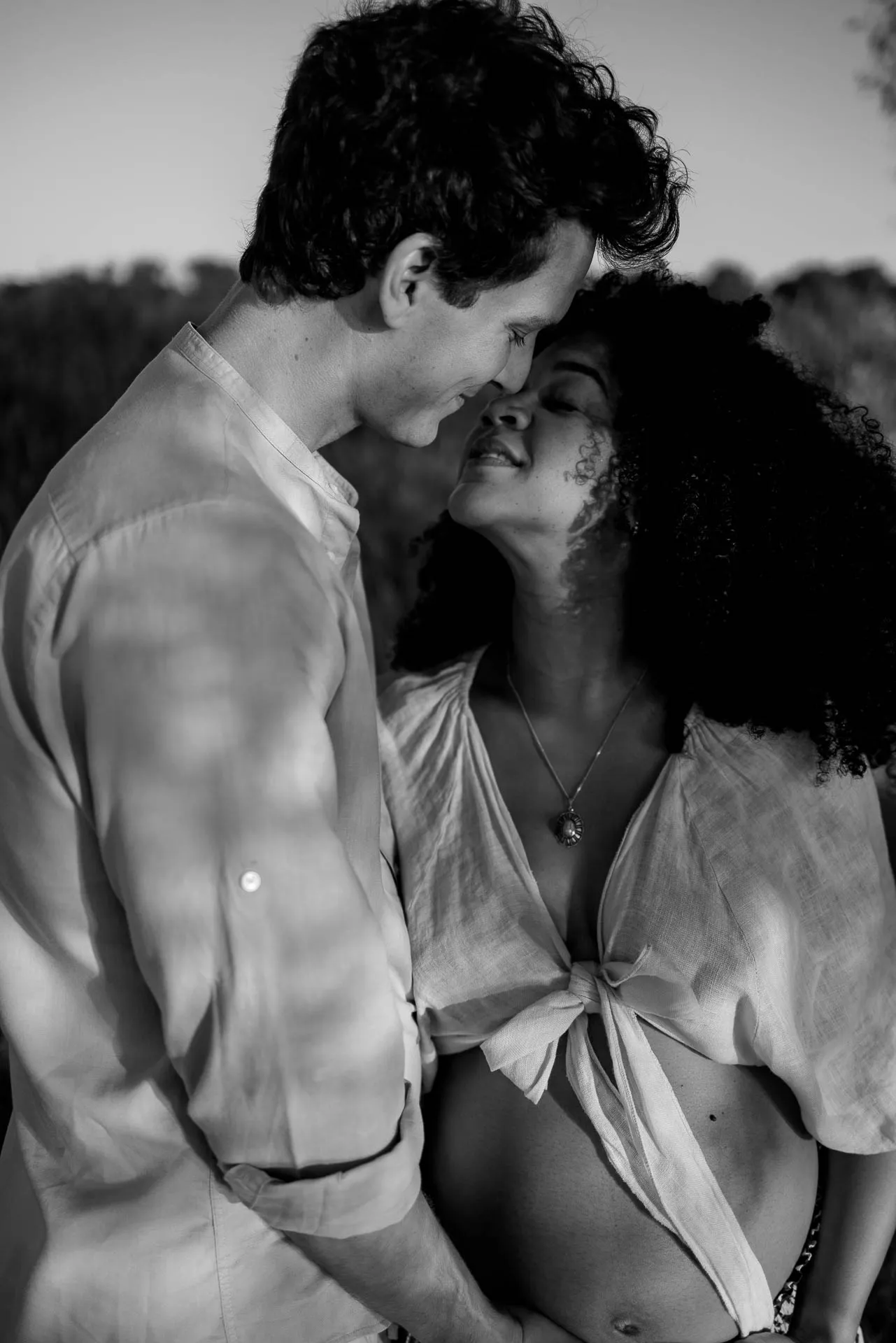 Sinnliche Schwangerschaftsfotografie im See München Abendlicht