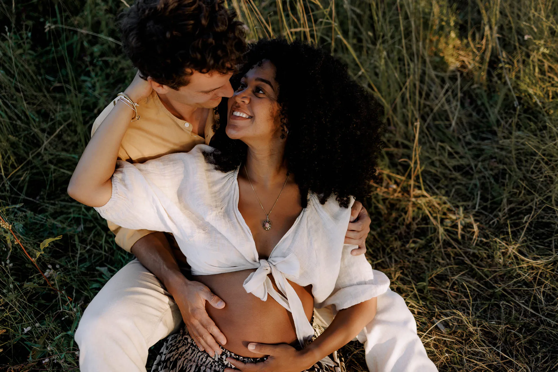 Outdoor-Babybauchfoto im Wasser München Lena Dugnus Photography