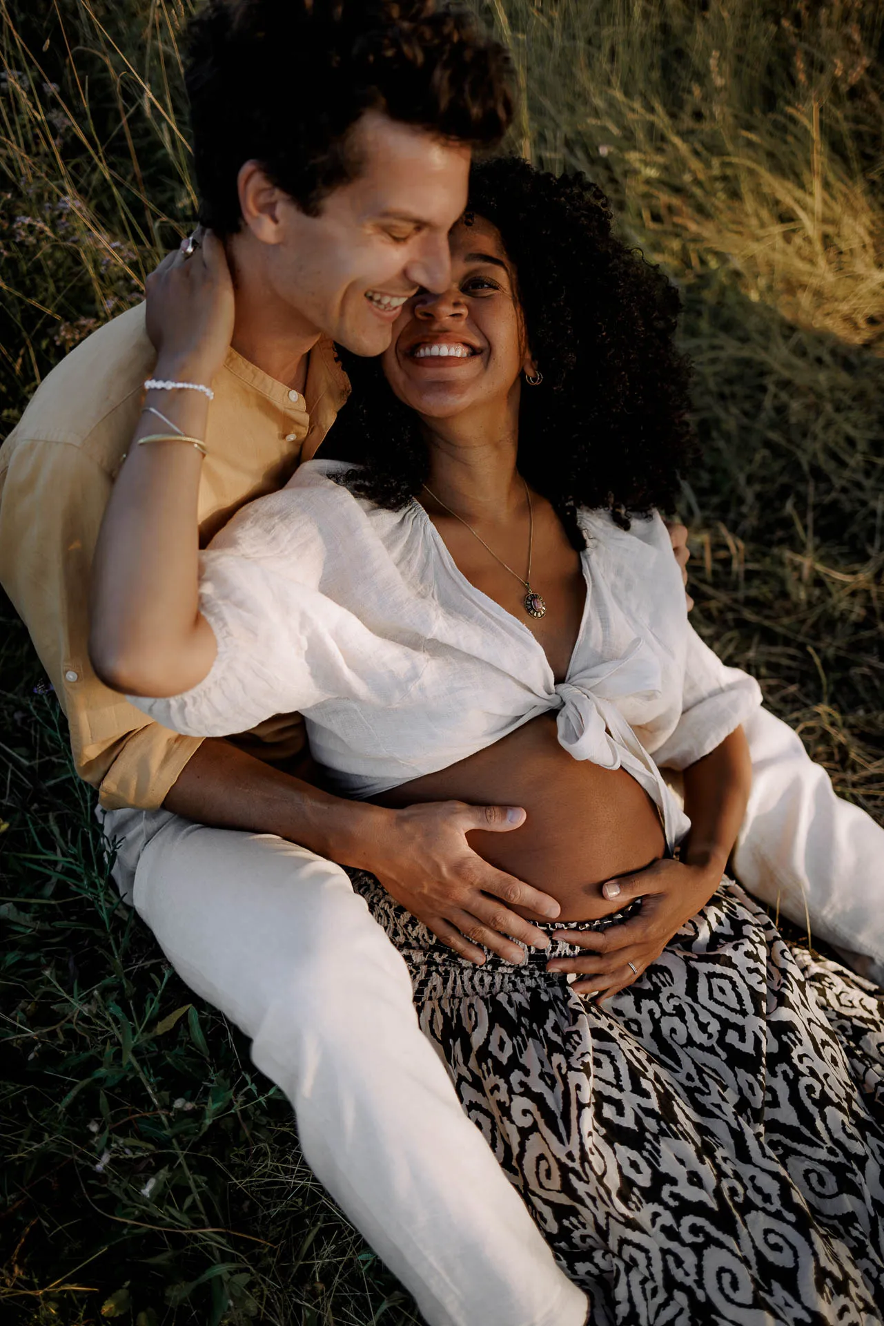 Modernes Schwangerschafts-Wassershooting bei Sonnenuntergang