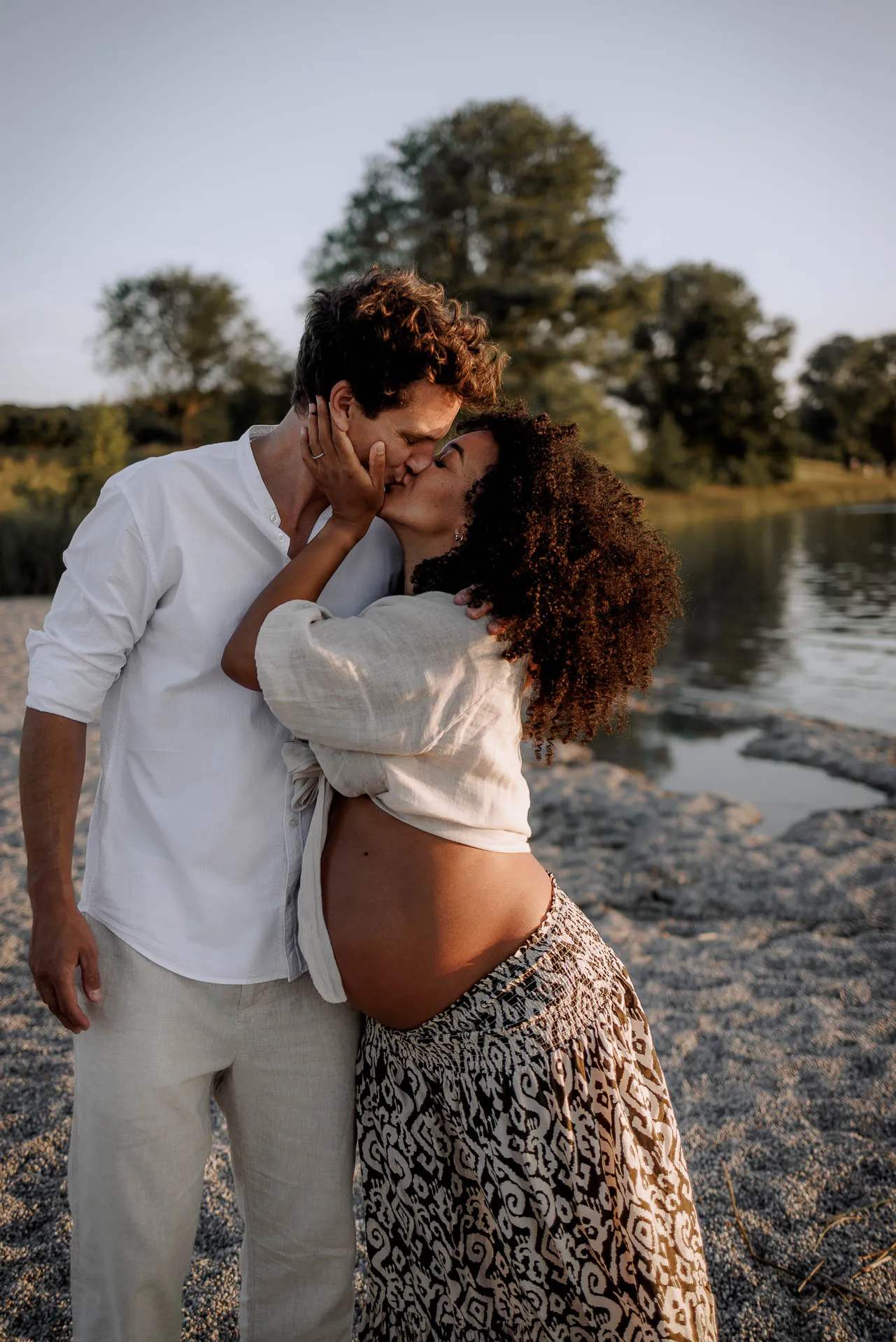 Babybauch im Wasser mit Spiegelung München von Lena Dugnus