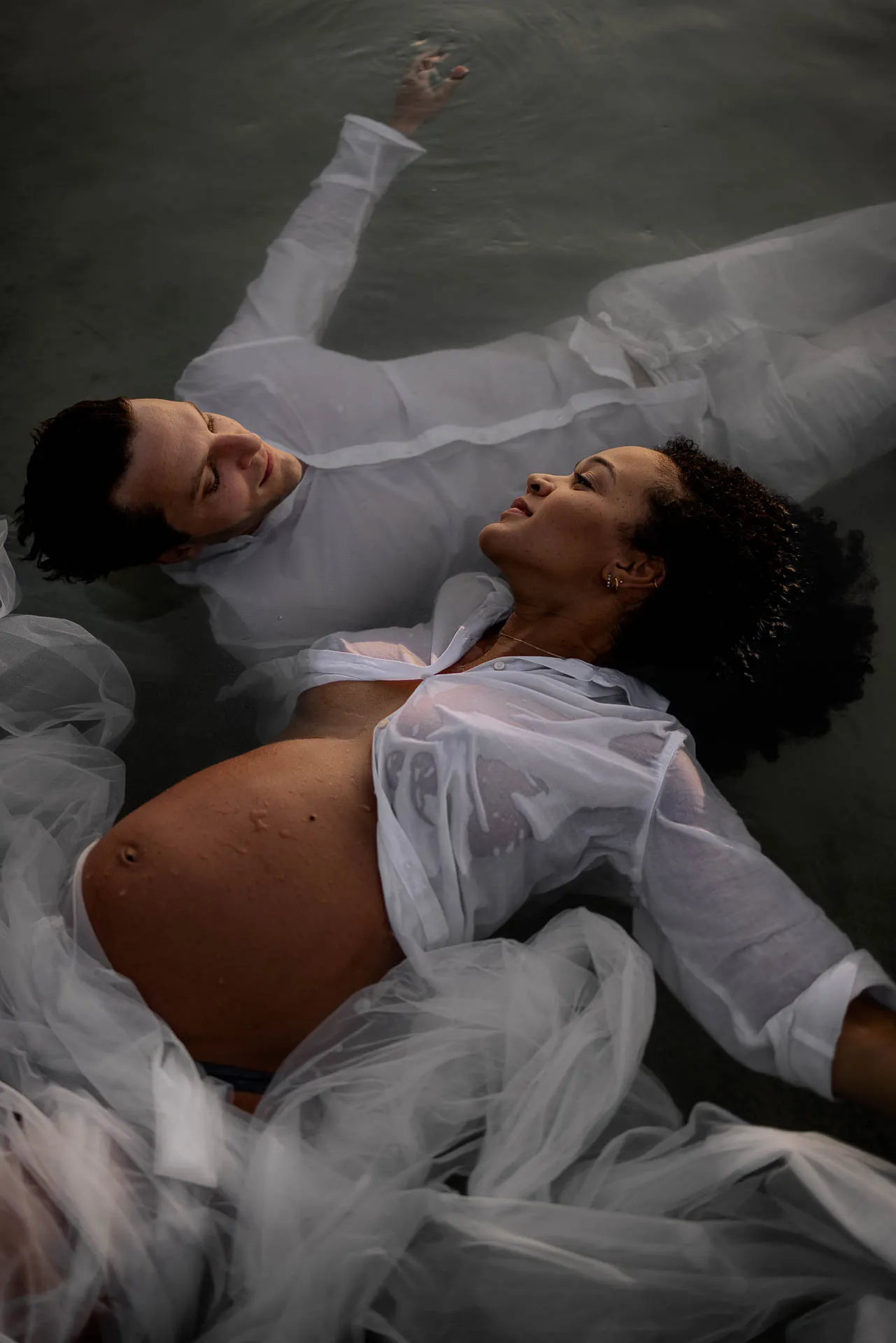 Authentisches Babybauchshooting im Wasser München Lena Dugnus