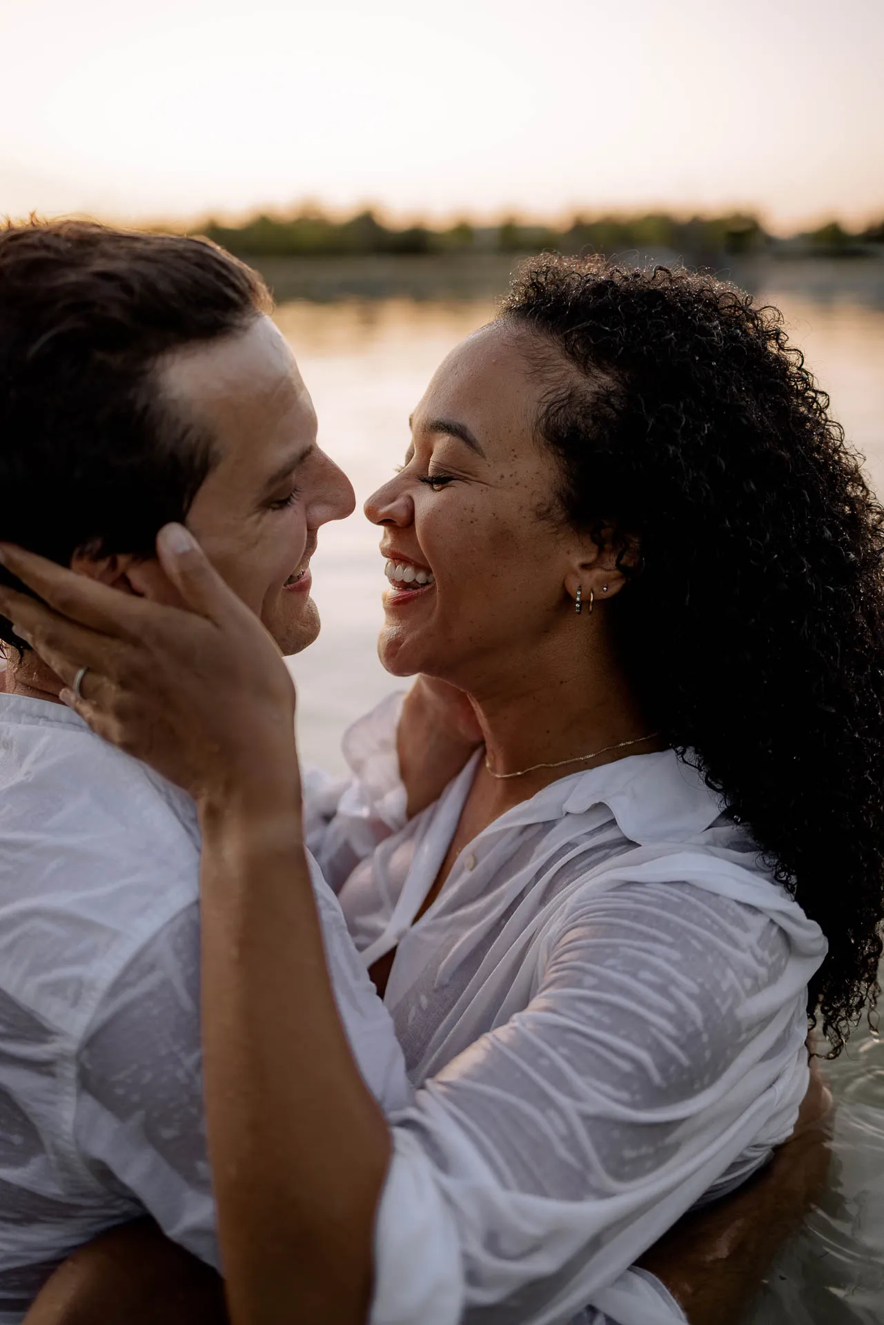 Schwangere im Wasser mit warmem Abendlicht München