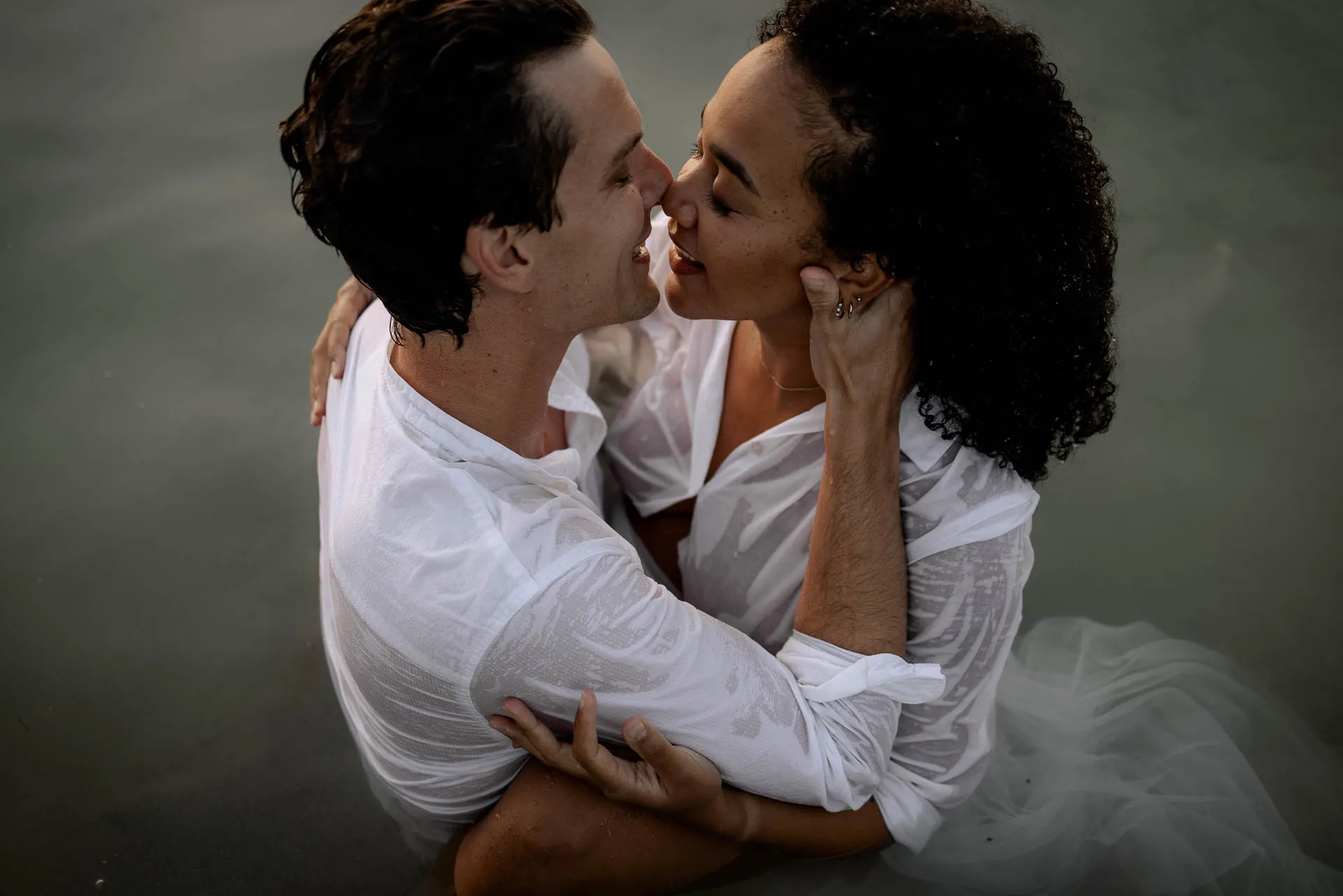 Sinnliches Paar-Babybauchshooting im See München Lena Dugnus