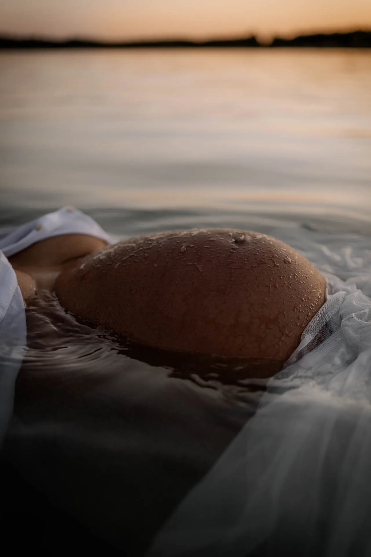 Romantisches Babybauchfoto mit Wasserreflektion München