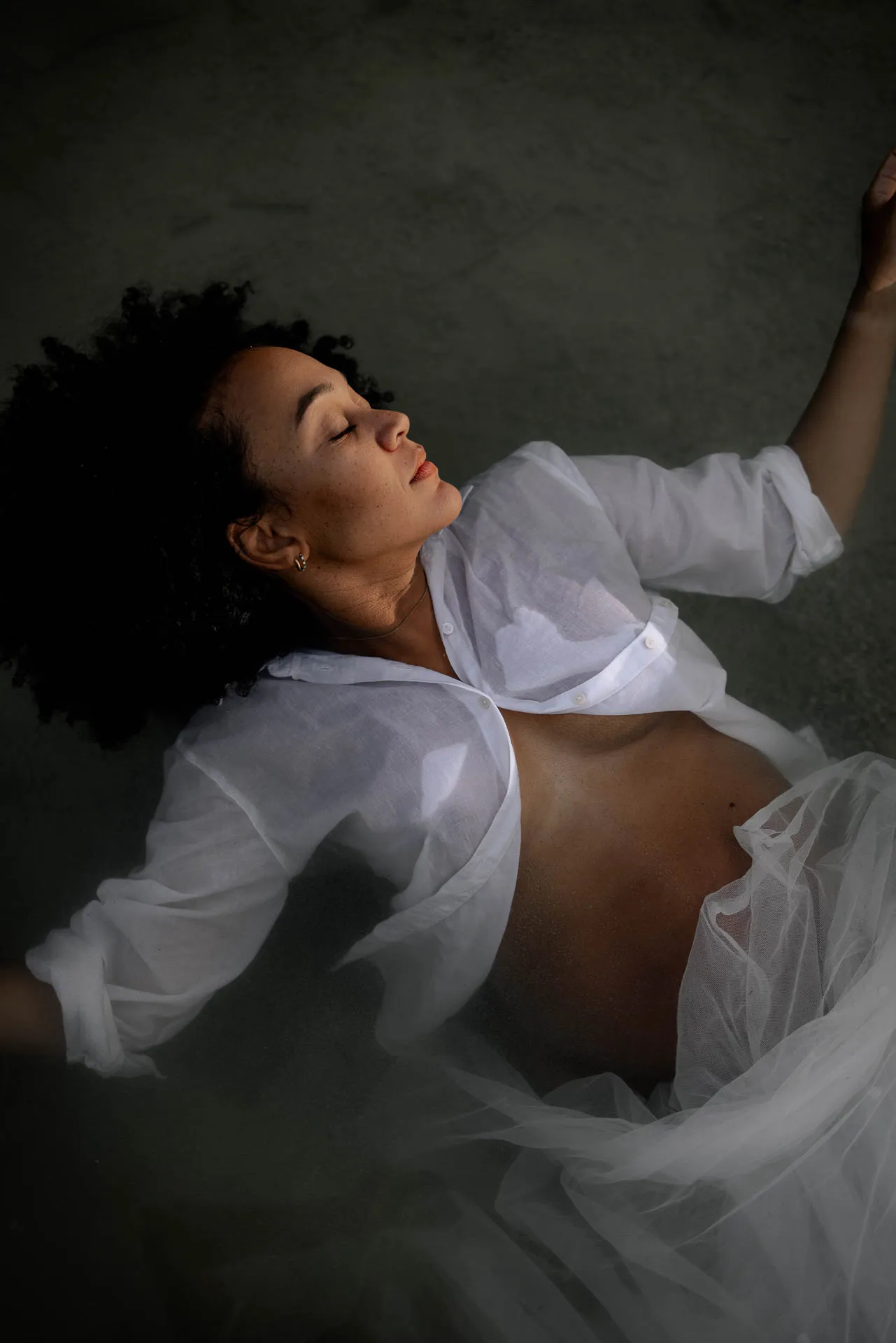 Outdoor-Schwangerschaftsshooting im See München Lena Dugnus