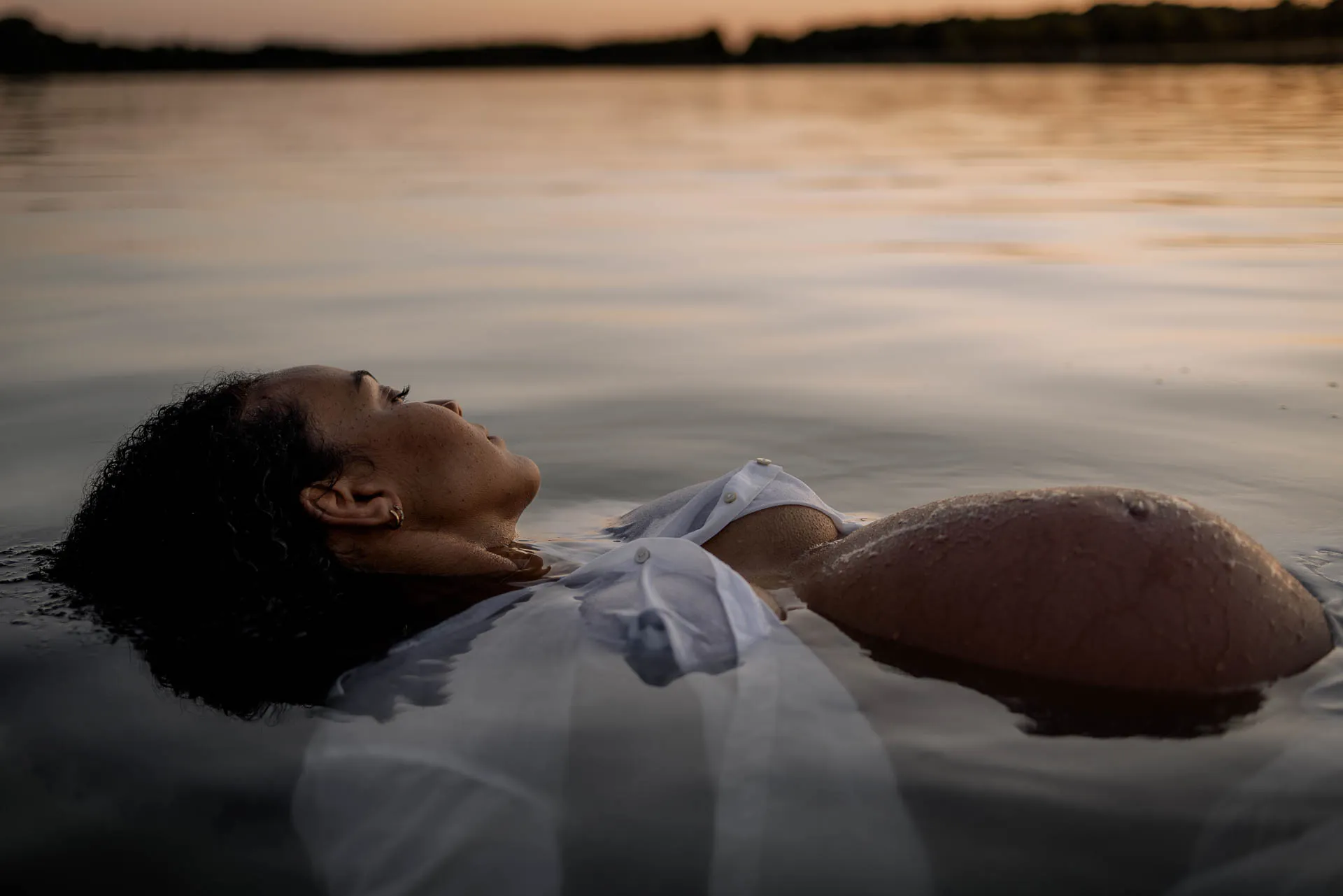 Einzigartiges Babybauch-Porträt im Wasser München