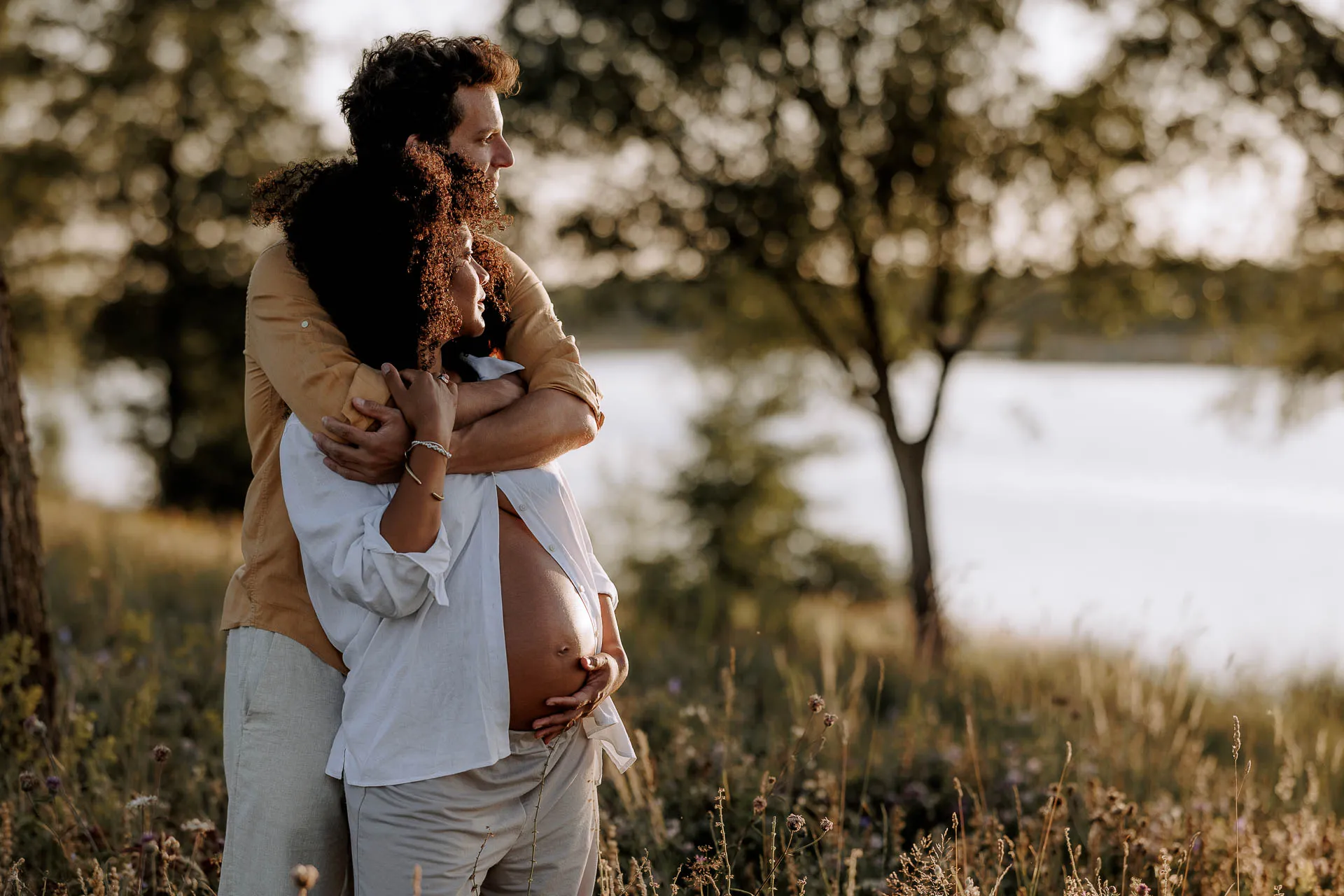 Spontanes Wasser-Schwangerschaftsshooting München Abendlicht