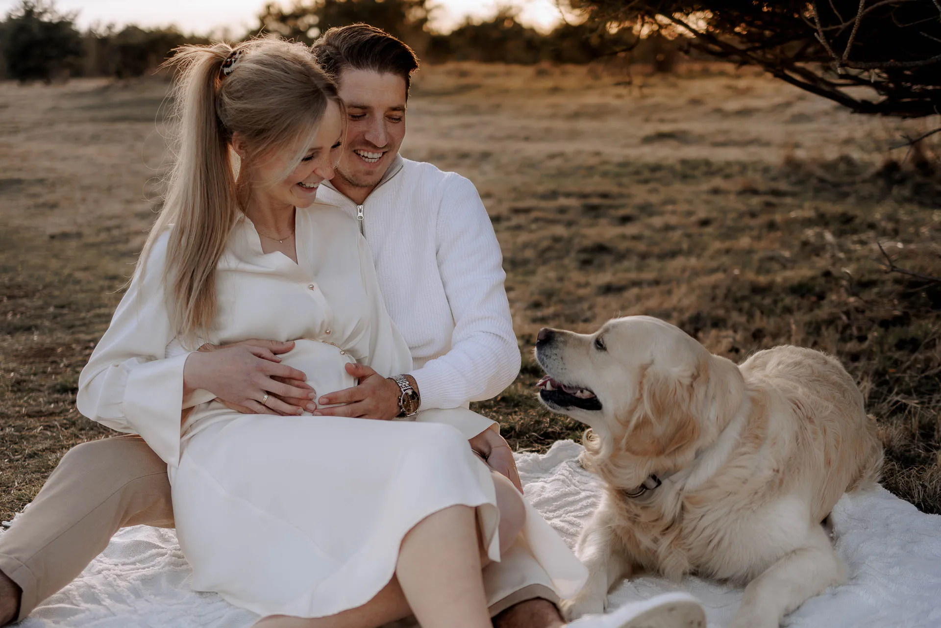 Natürliches Schwangerschaftsporträt in der Natur München Abendlicht