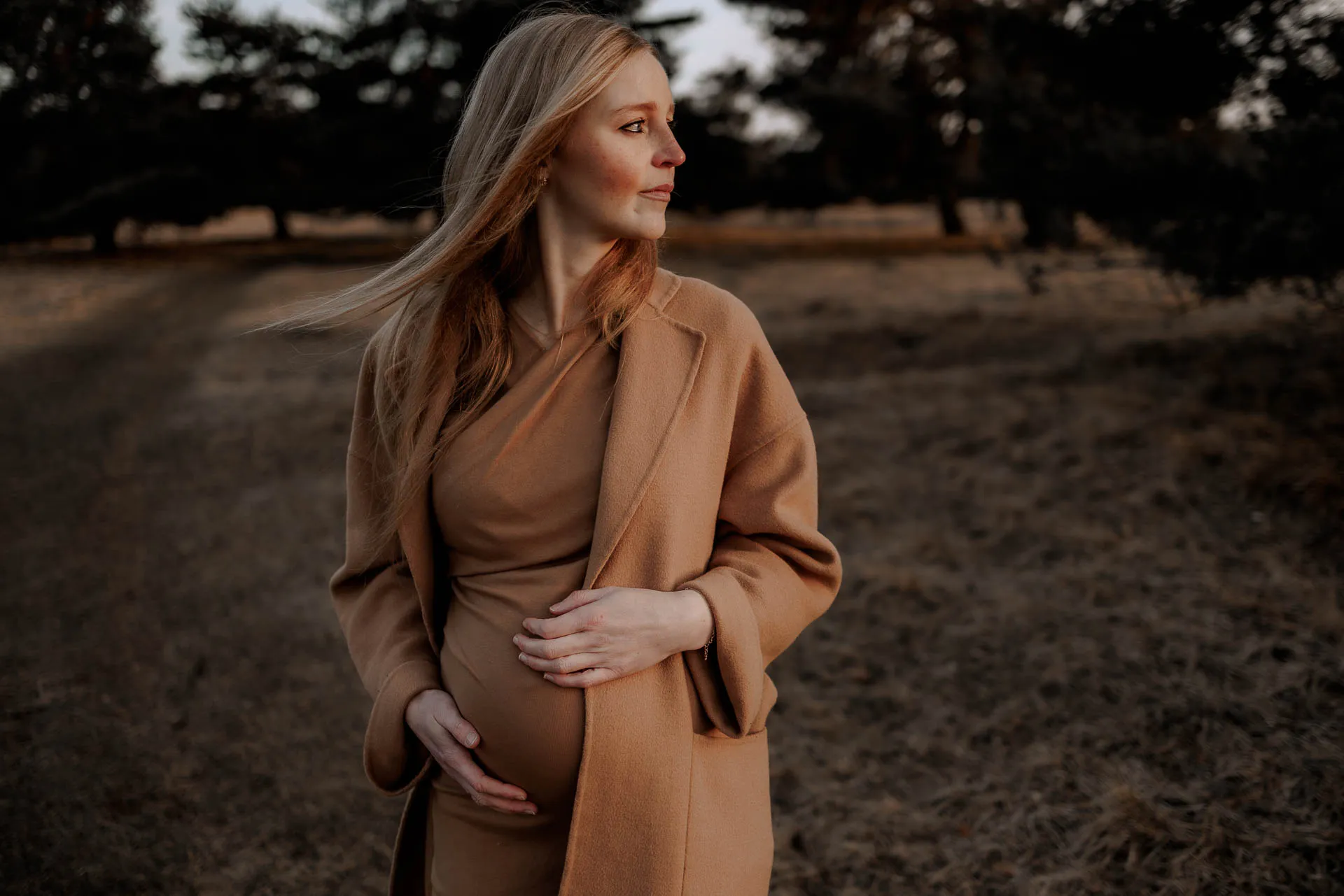 Outdoor-Schwangerschaftsshooting in entspannter Atmosphäre München