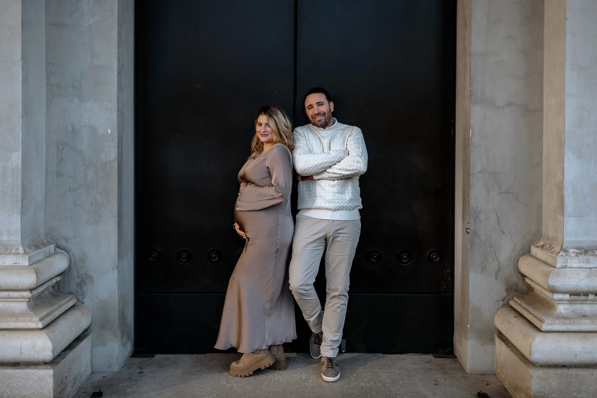 Stylisches Babybauchfoto in der Stadt München von Lena Dugnus