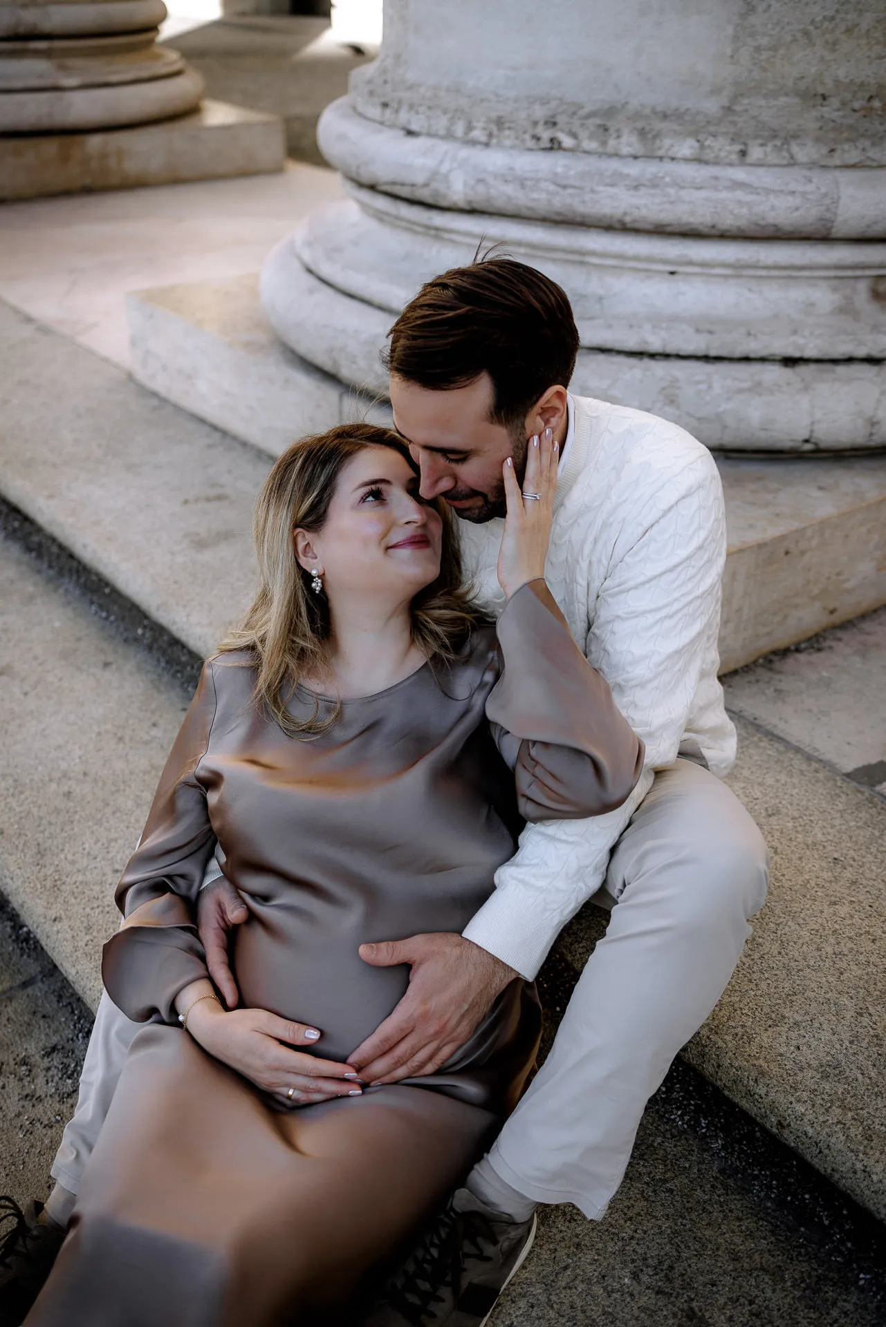 Cooles Editorial-Babybauchporträt mit Stadtkulisse München