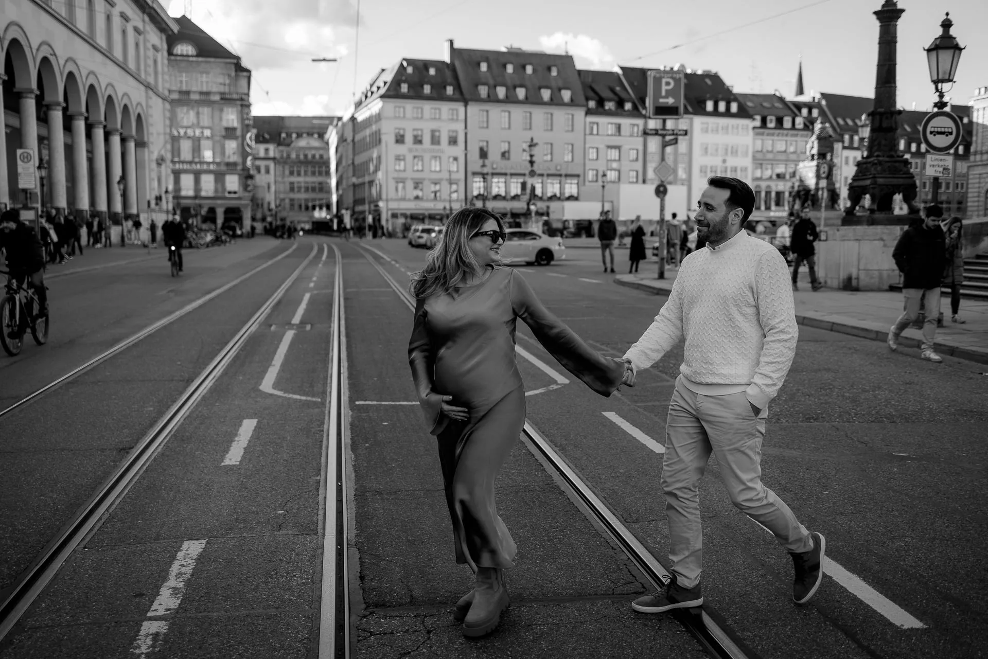 Babybauch-Shooting mit urbanem Flair München Lena Dugnus