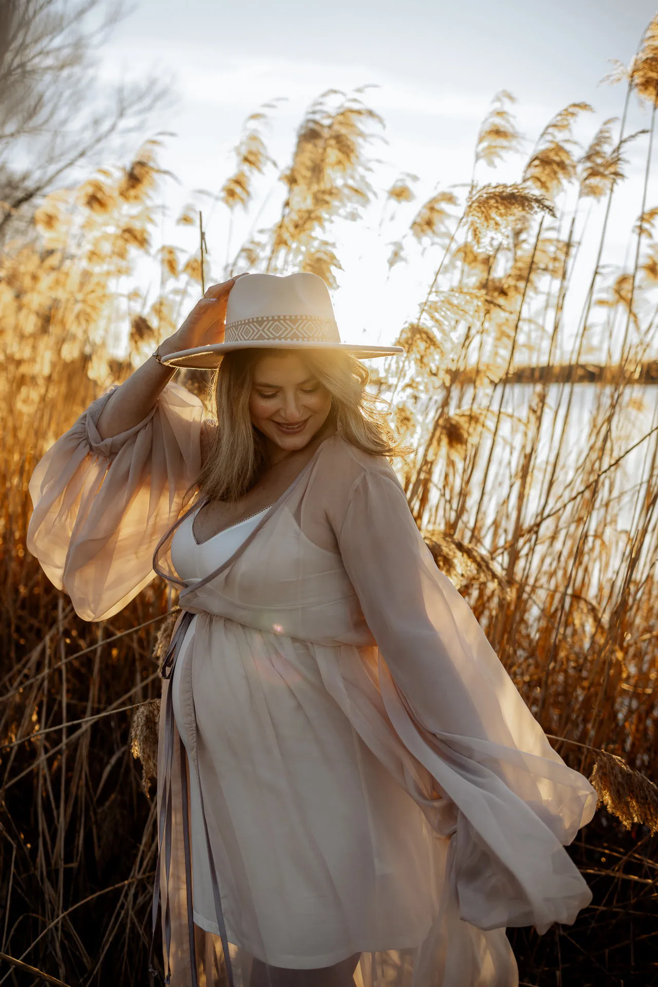 Schwangerschaftsshooting im Abendlicht am Wasser München
