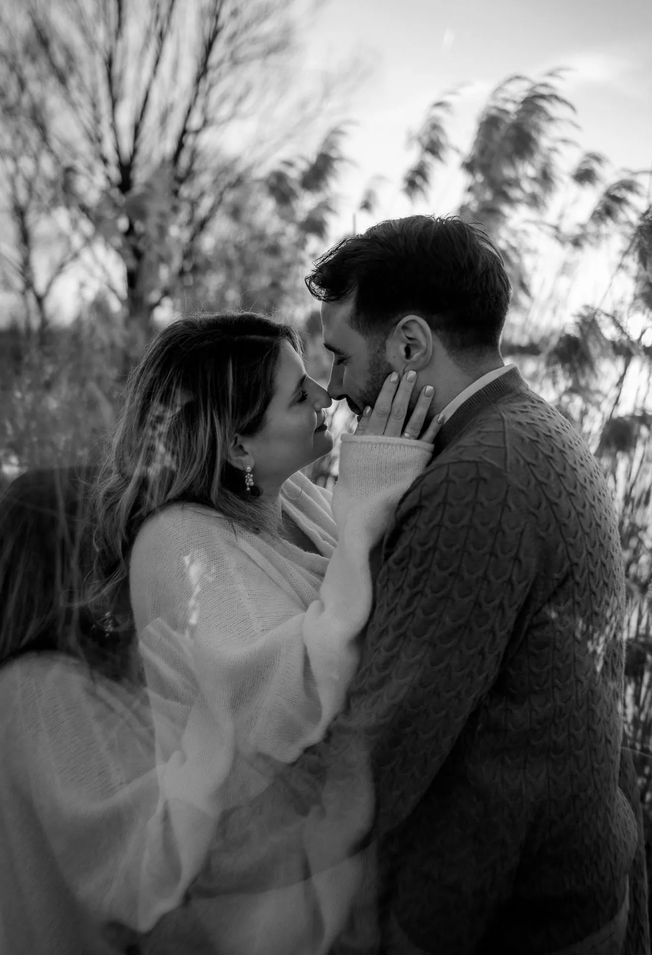 Editorial Schwangerschaftsfoto mit Gräsern München Abendlicht