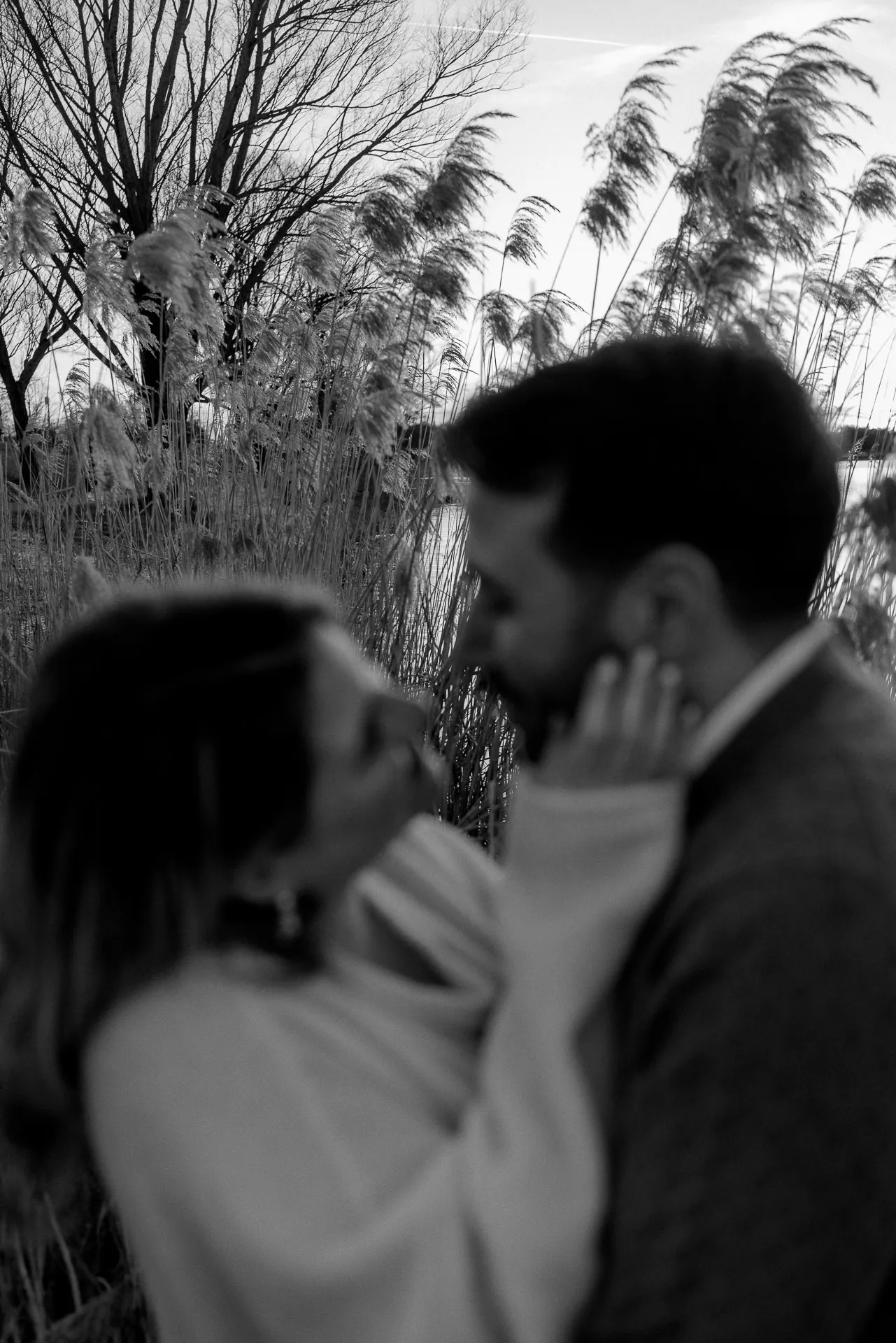 Babybauch-Porträt am glitzernden Wasser München Lena Dugnus