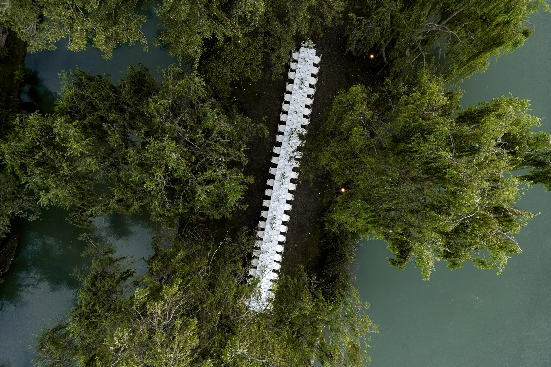 Luftaufnahme einer elegant gedeckten Hochzeitstafel am Fluss bei La Finestra sul Fiume Italien