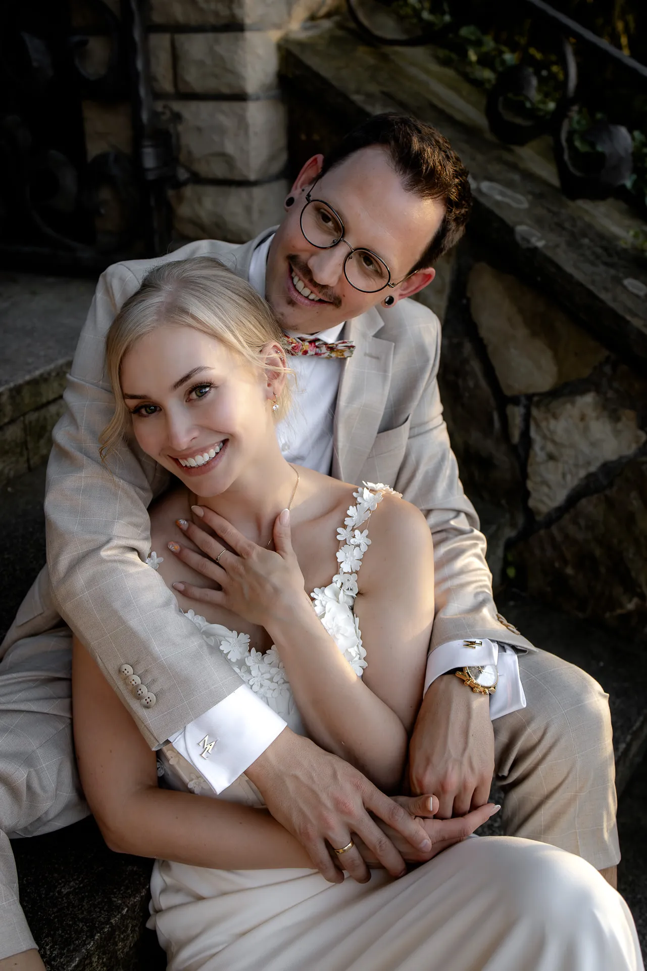 Brautpaar Sandra und Mario in moderner Editorial-Pose bei stilvoller Hochzeit