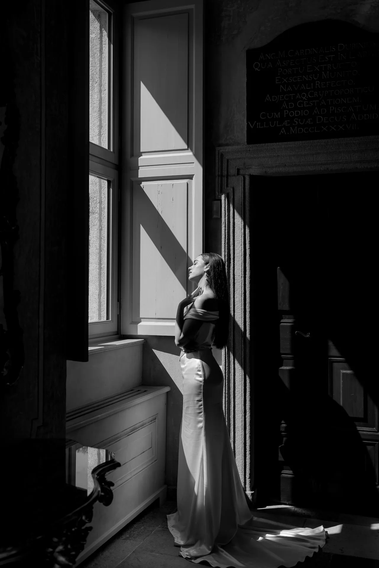 Brautportrait am Fenster mit dramatischem Lichteinfall in historischer Villa