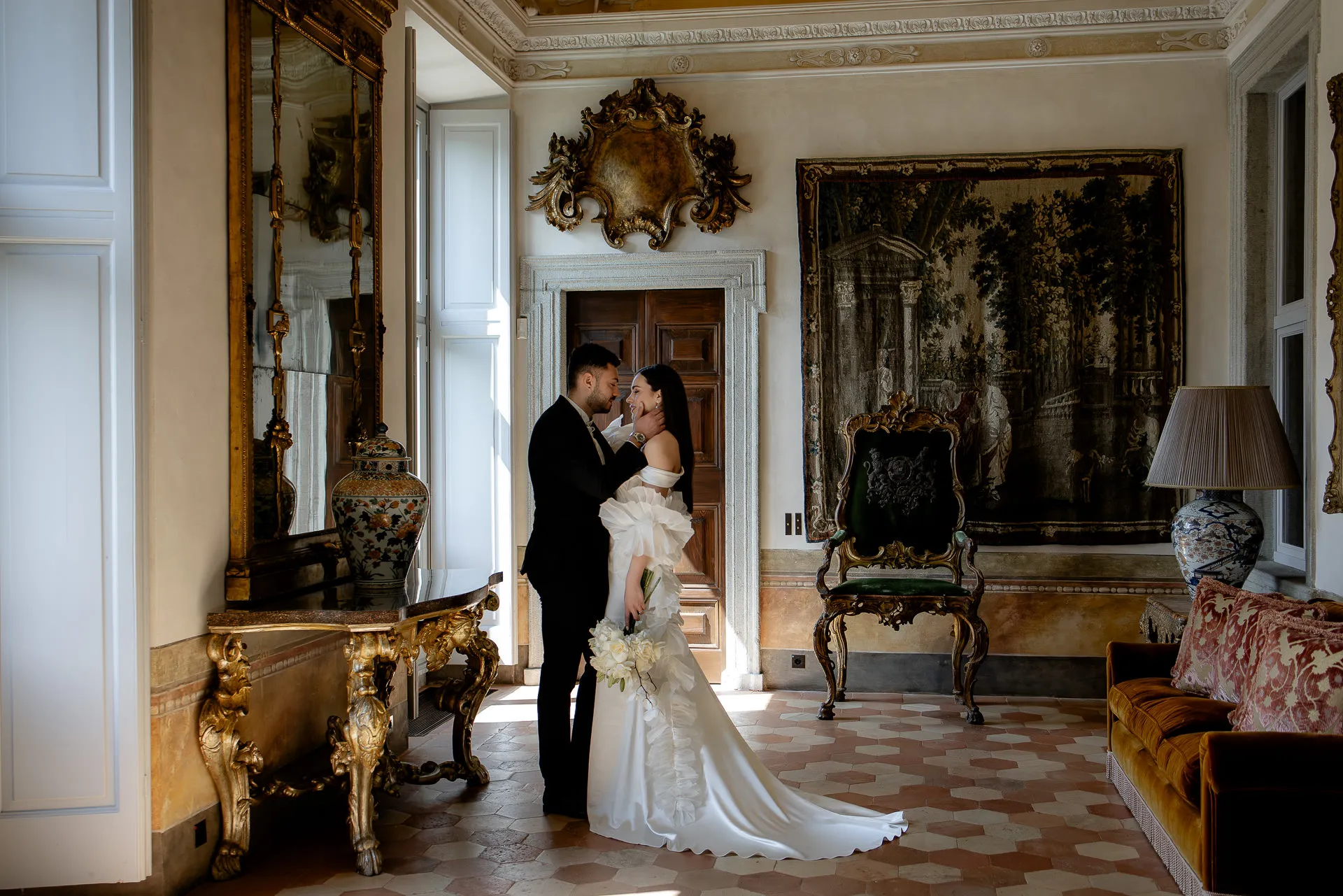 Elegantes Brautpaar im prächtigen Salon der Villa Balbiano mit Antiquitäten