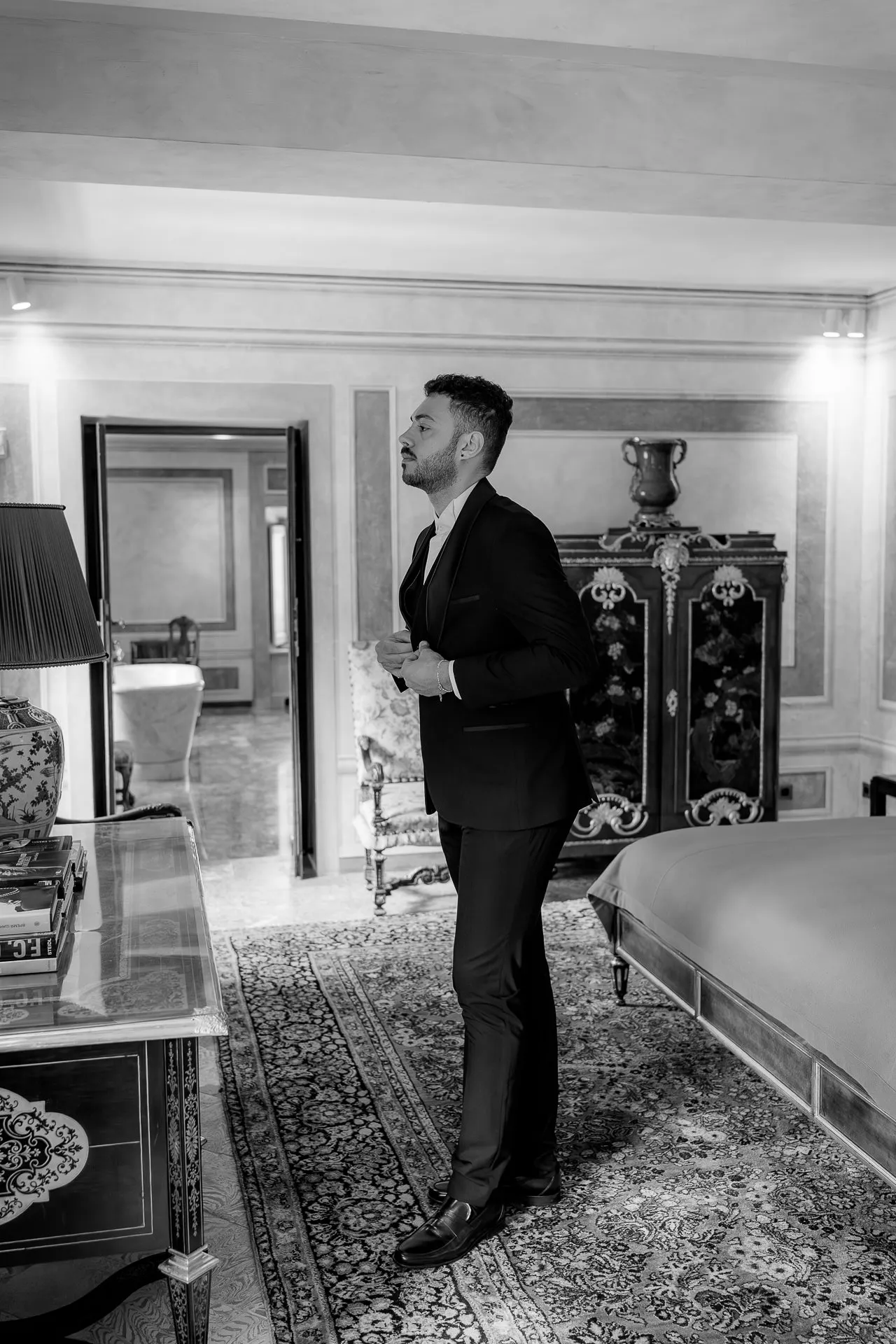 Bräutigam-Portrait in elegantem Anzug im antiken Salon der Villa Balbiano