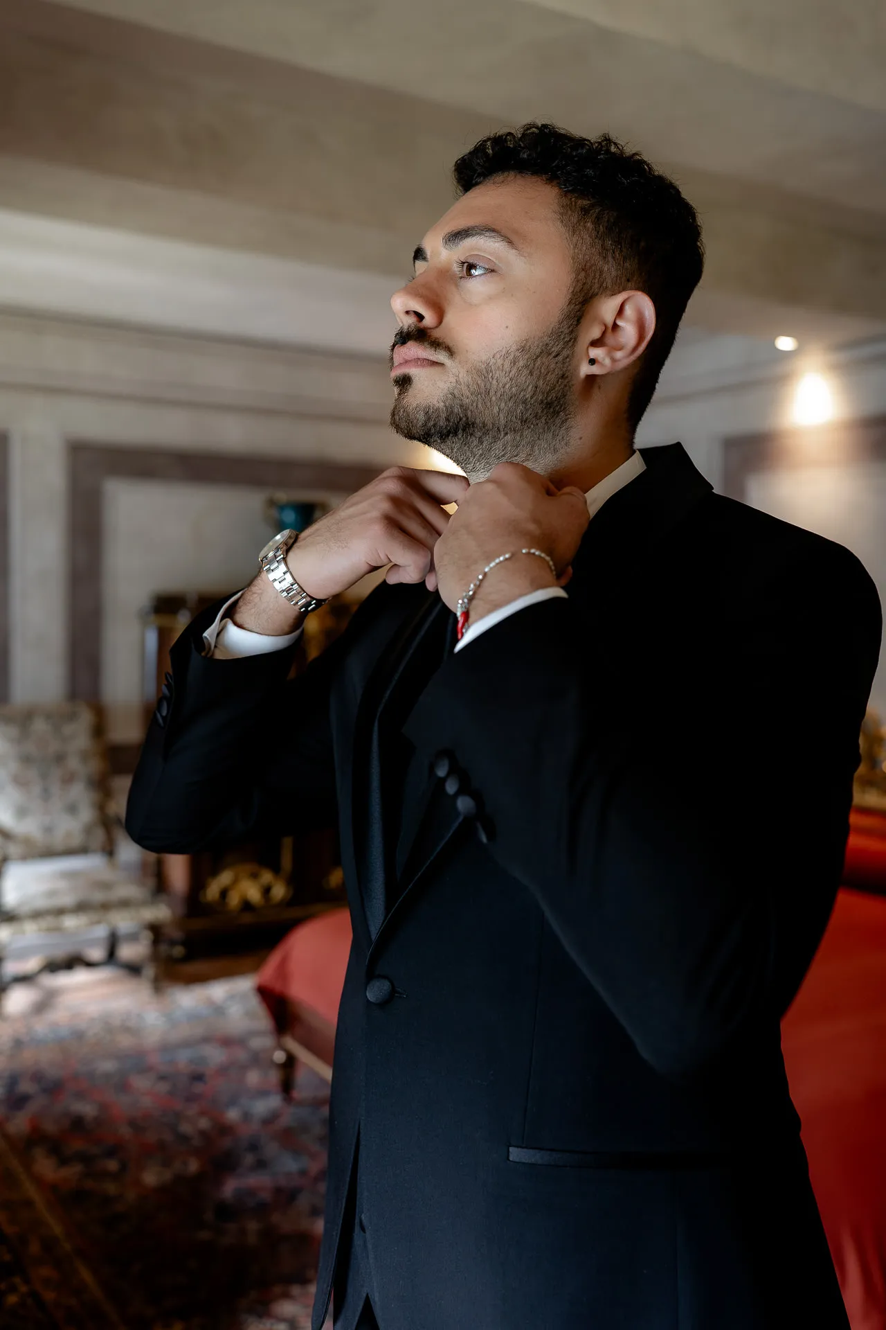 Bräutigam bei Vorbereitung mit Uhr und Armband Villa Balbiano