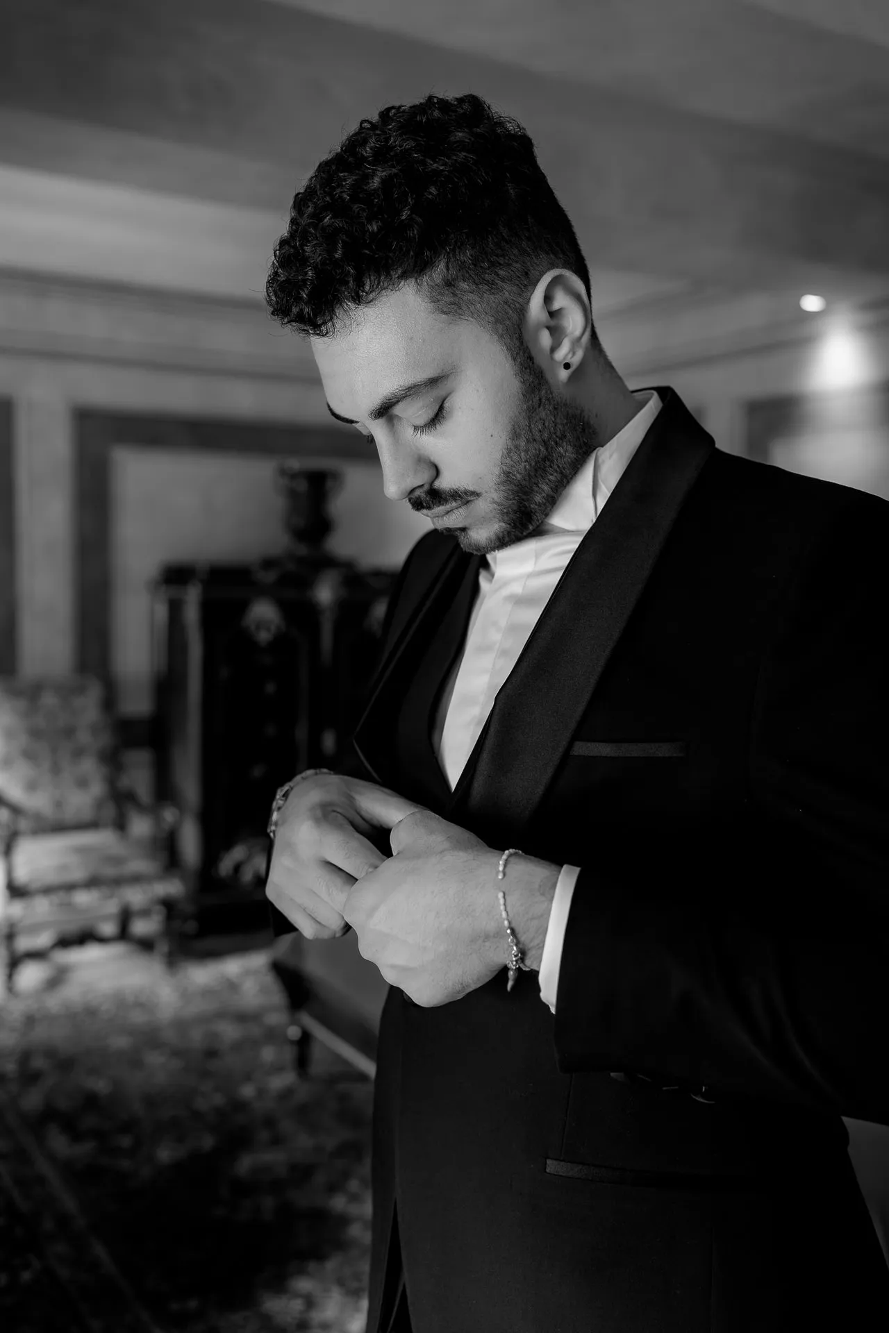 Emotionales Schwarz-Weiß Portrait des Bräutigams vor der Hochzeit