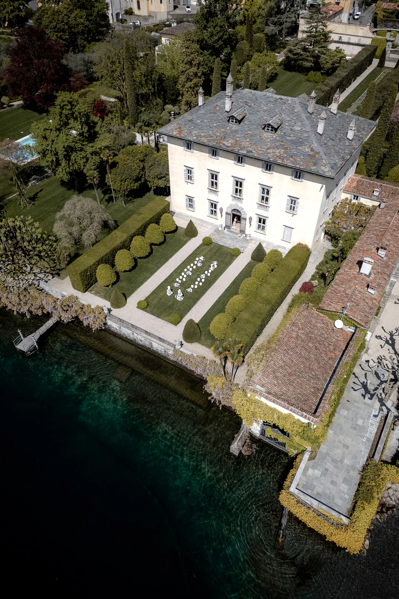 Drohnenaufnahme Villa Balbiano am Comer See mit Hochzeitszeremonie im Garten