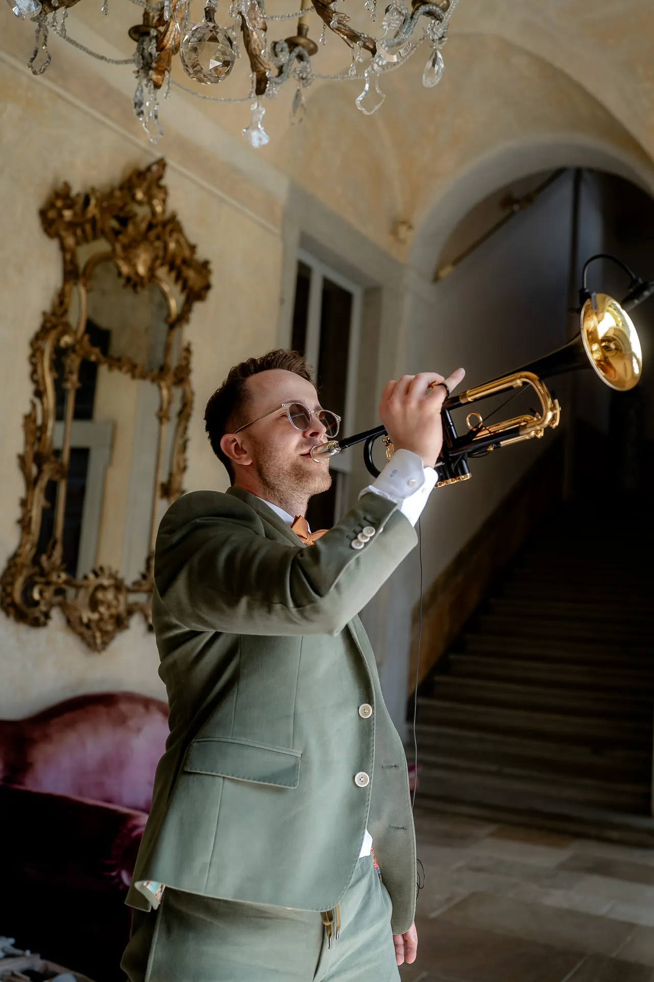 Trompeter spielt bei Hochzeit in historischer Villa Balbiano