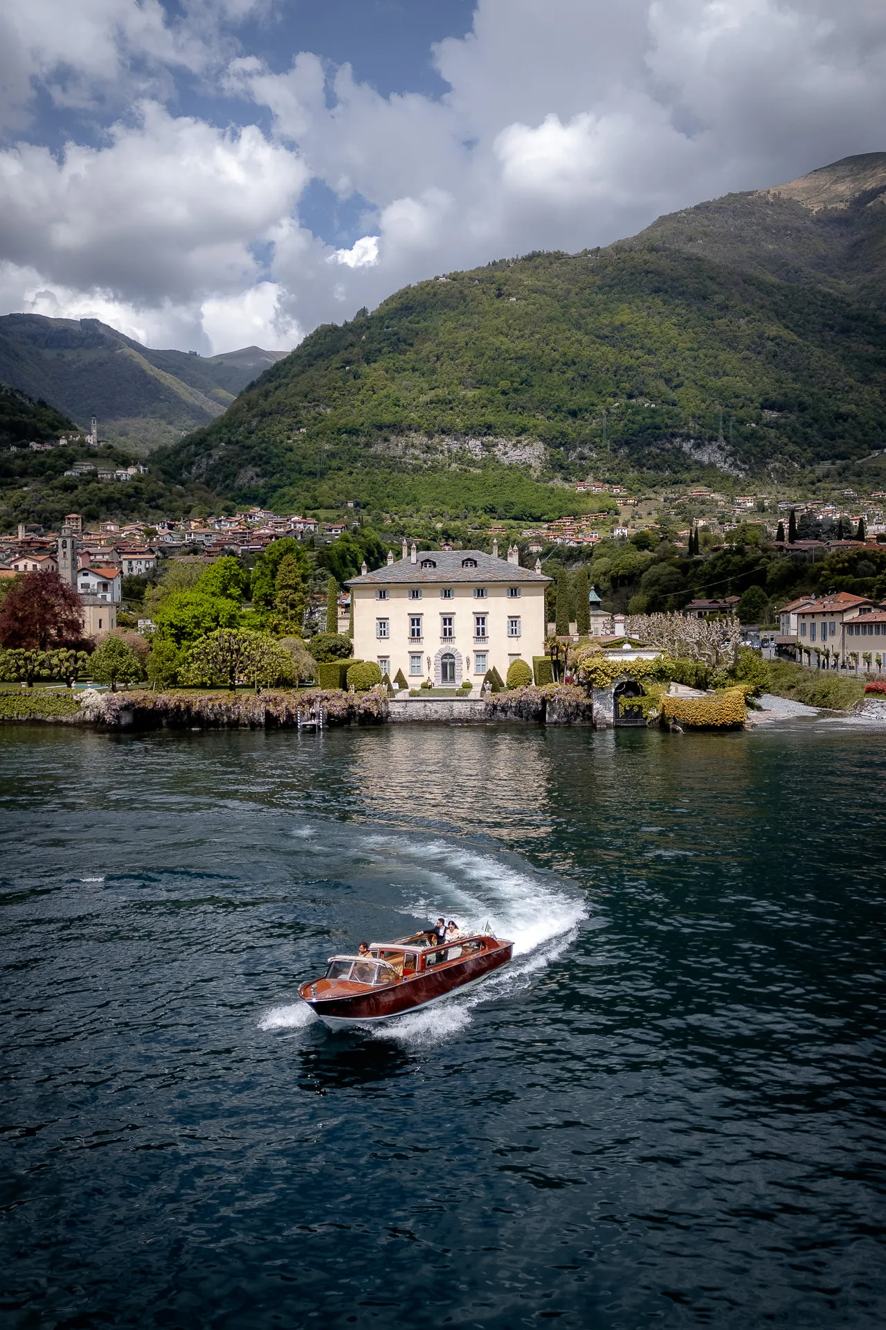 Drohnenaufnahme historische Villa am Comer See mit Luxus-Motorboot