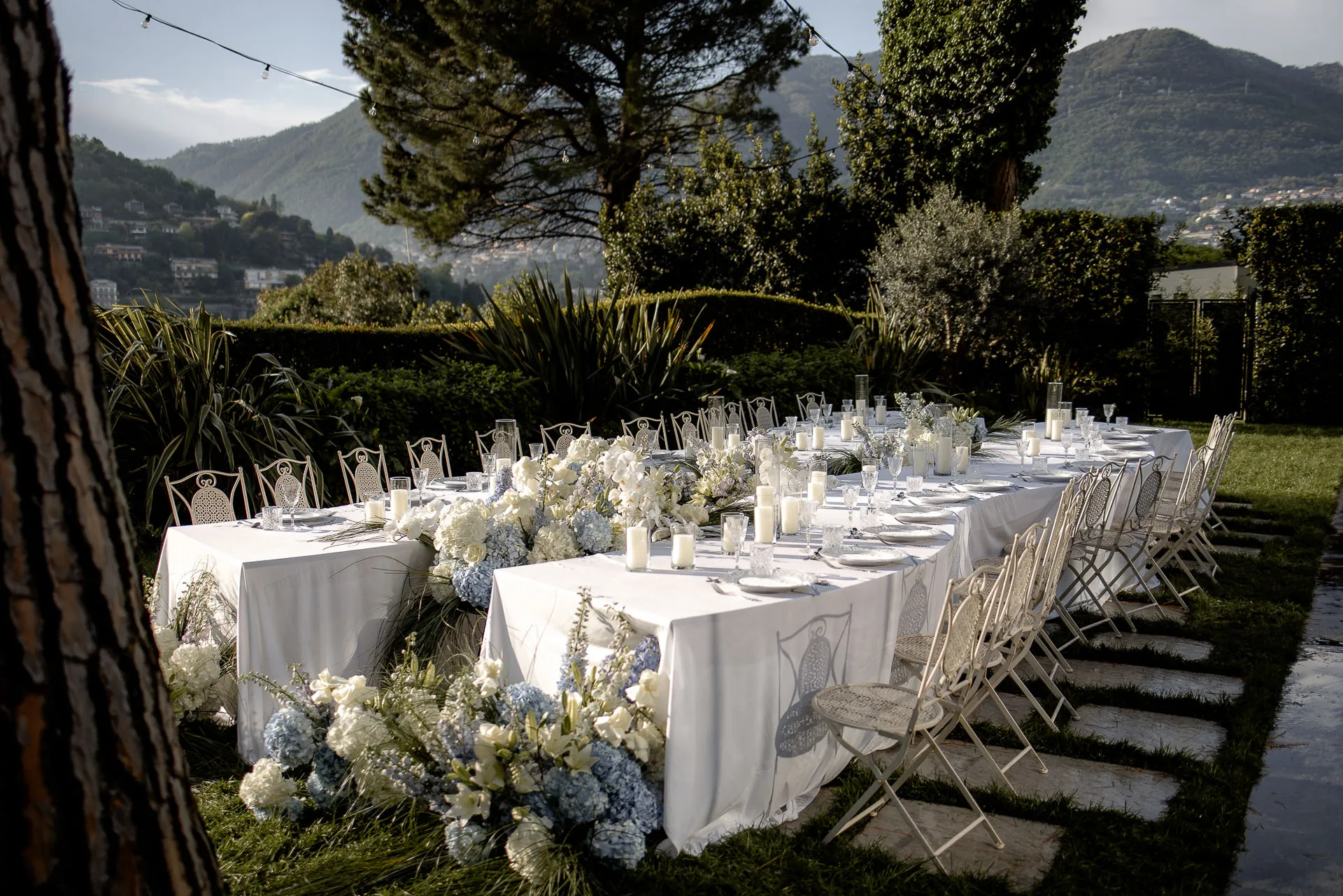 Luxuriöse Hochzeitstafel im Freien Villa Balbiano mit weißer Blumendeko und Bergblick