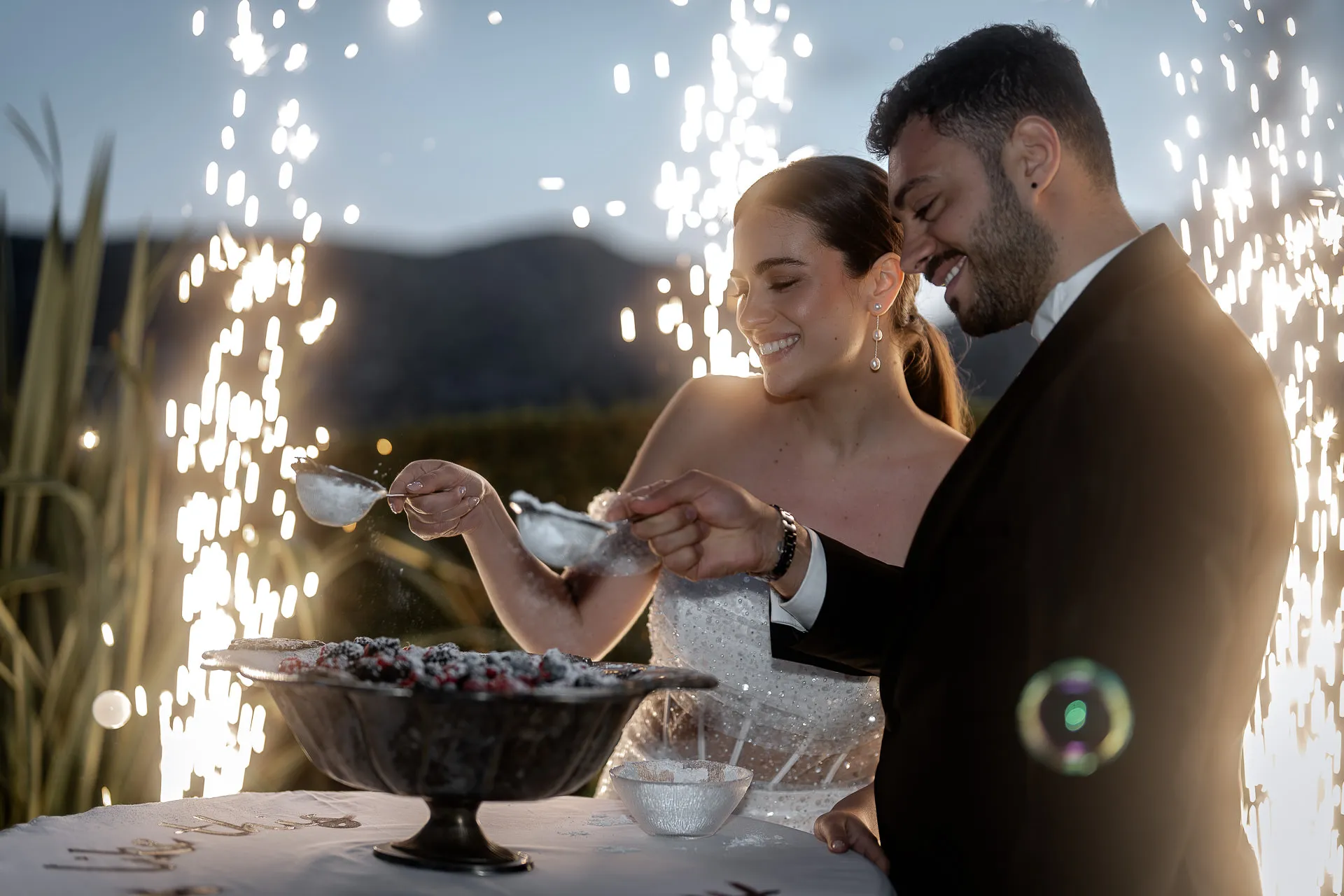 Hochzeitstorte Anschnitt mit Feuerwerk-Fontänen bei Hochzeit Comer See